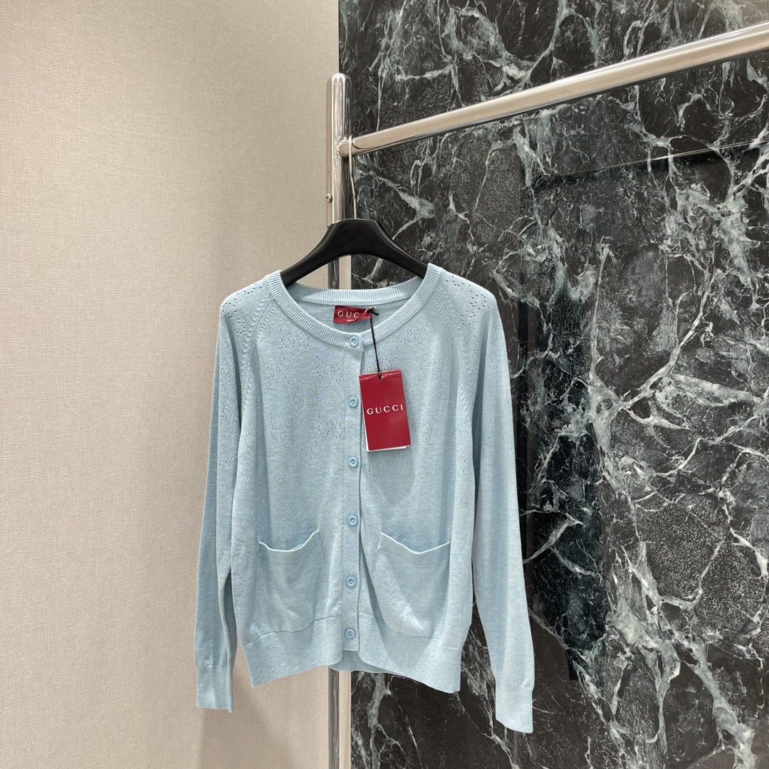 G家 25秋冬新款 镂空针织开衫 领口向下延伸至一半利用镂空钩针肌理交织勾勒出菱形分布的双G字母徽标图案