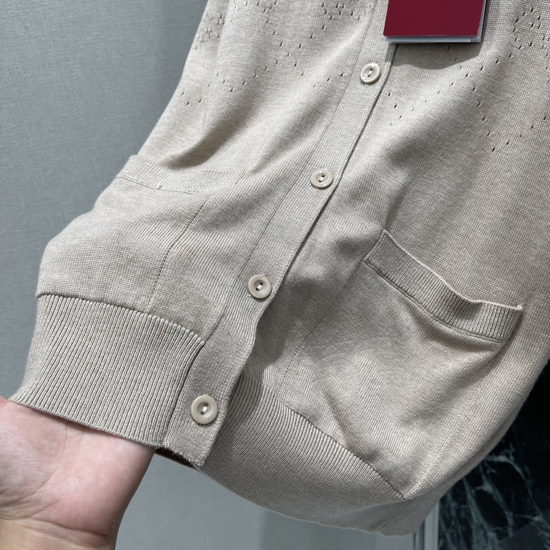 G家 25秋冬新款 镂空针织开衫 领口向下延伸至一半利用镂空钩针肌理交织勾勒出菱形分布的双G字母徽标图案