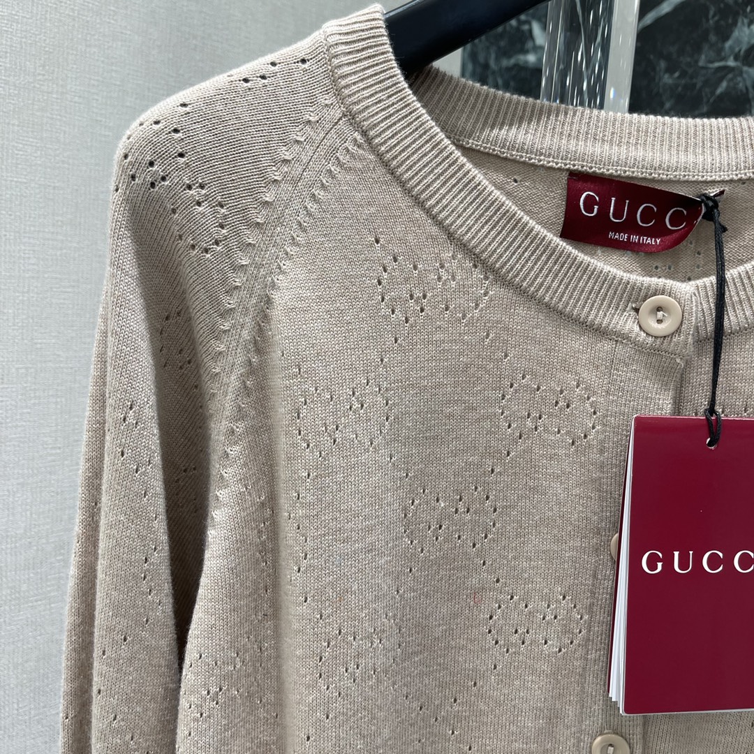 G家 25秋冬新款 镂空针织开衫 领口向下延伸至一半利用镂空钩针肌理交织勾勒出菱形分布的双G字母徽标图案