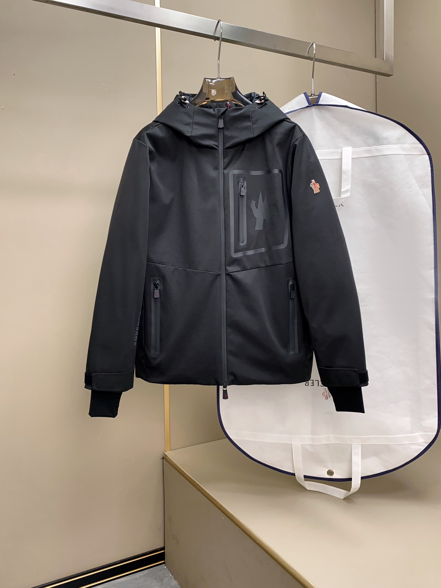 MON新品男女同款户外滑雪羽绒系列保暖羽绒服夜光3M标志！户外运动装备起家的M家，对于保暖性和舒适感有着