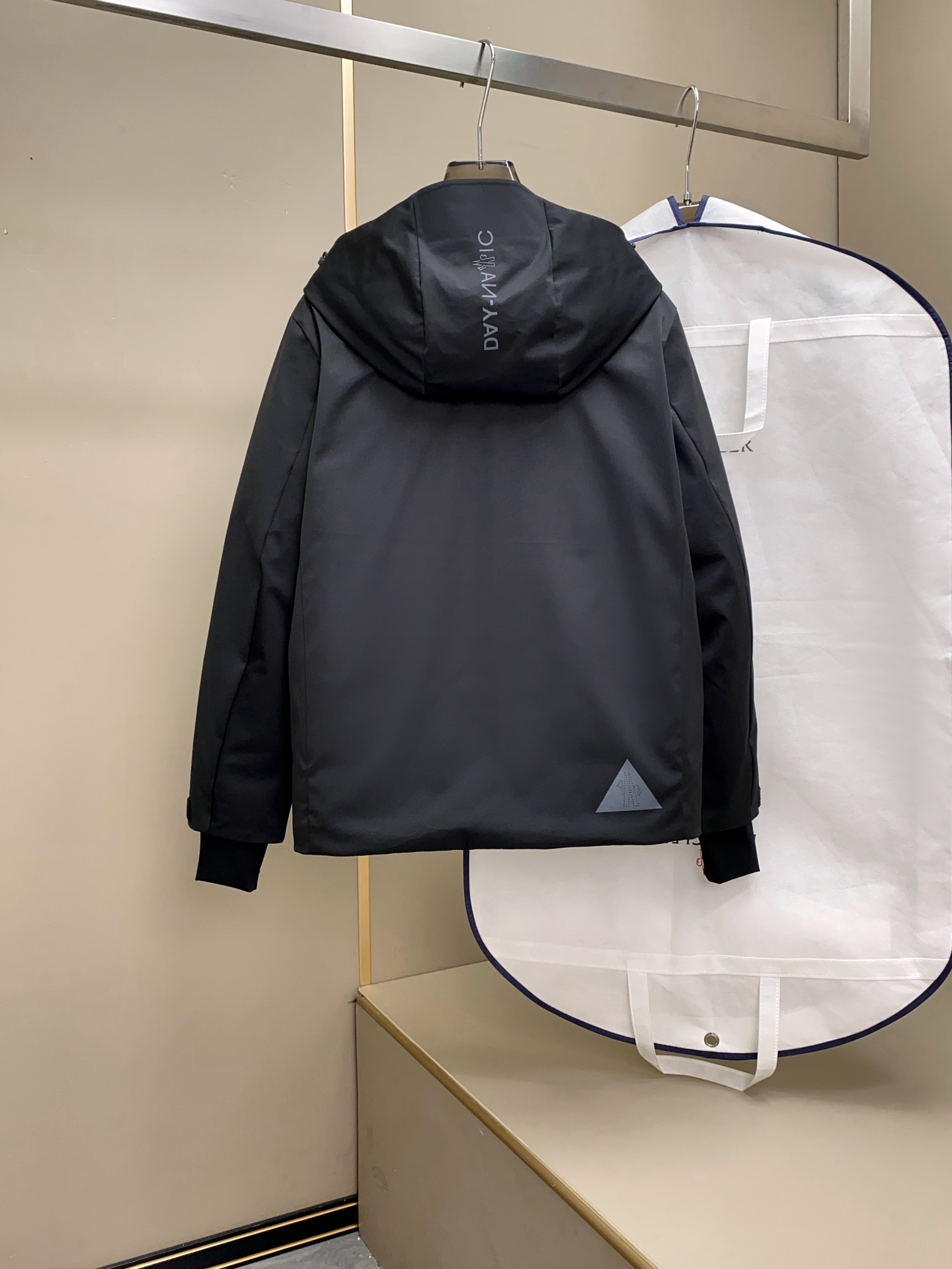 MON新品男女同款户外滑雪羽绒系列保暖羽绒服夜光3M标志！户外运动装备起家的M家，对于保暖性和舒适感有着