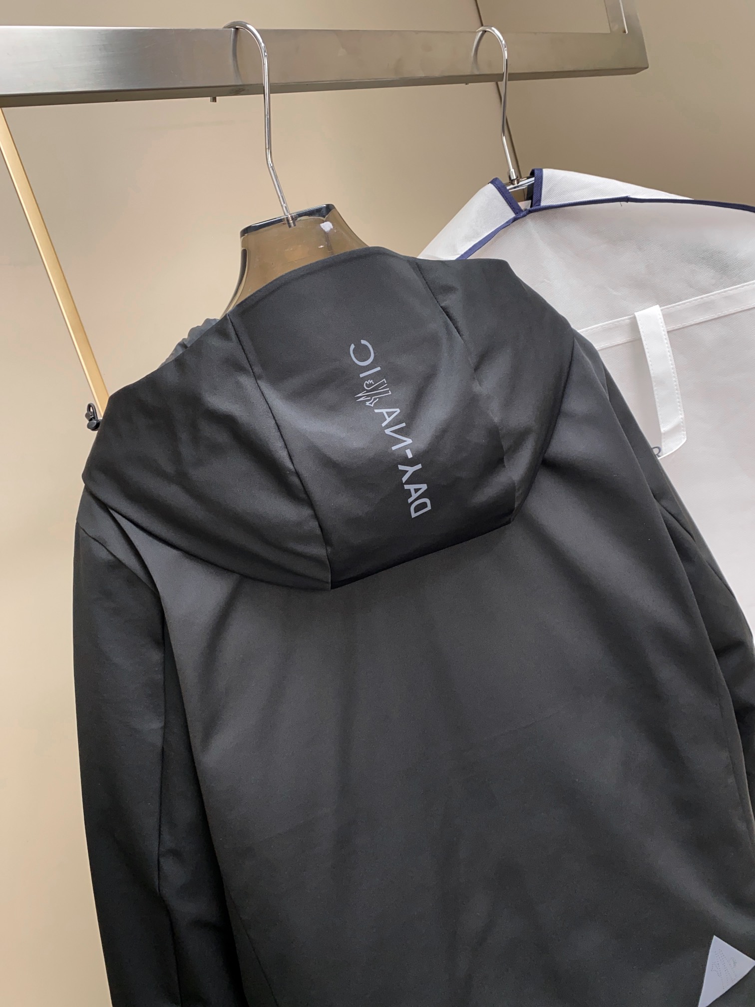 MON新品男女同款户外滑雪羽绒系列保暖羽绒服夜光3M标志！户外运动装备起家的M家，对于保暖性和舒适感有着