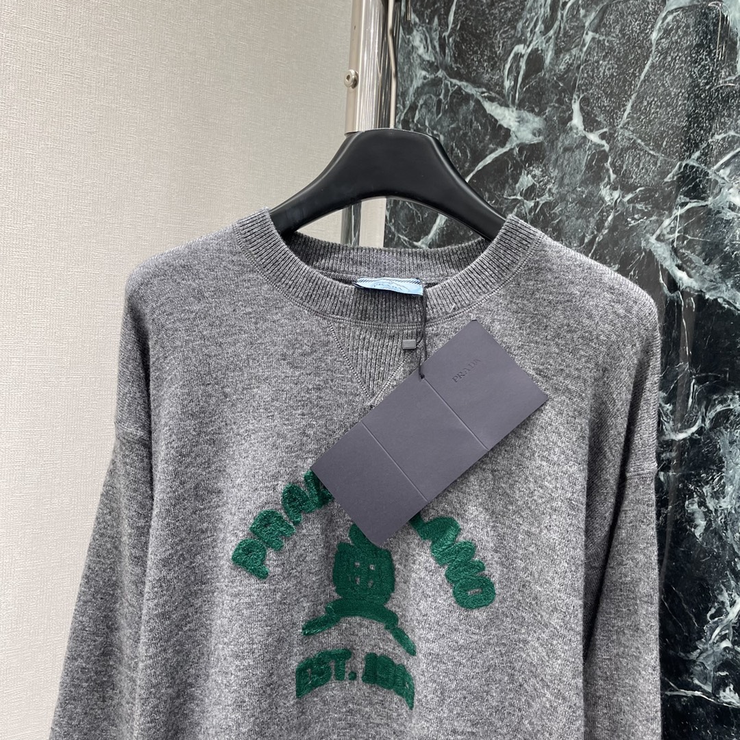 PD 25秋冬新款 圆领字母针织长袖毛衣 圆领长袖毛衣剪裁密实针织御寒防风领口袖口宽螺纹包边与衣摆相呼应