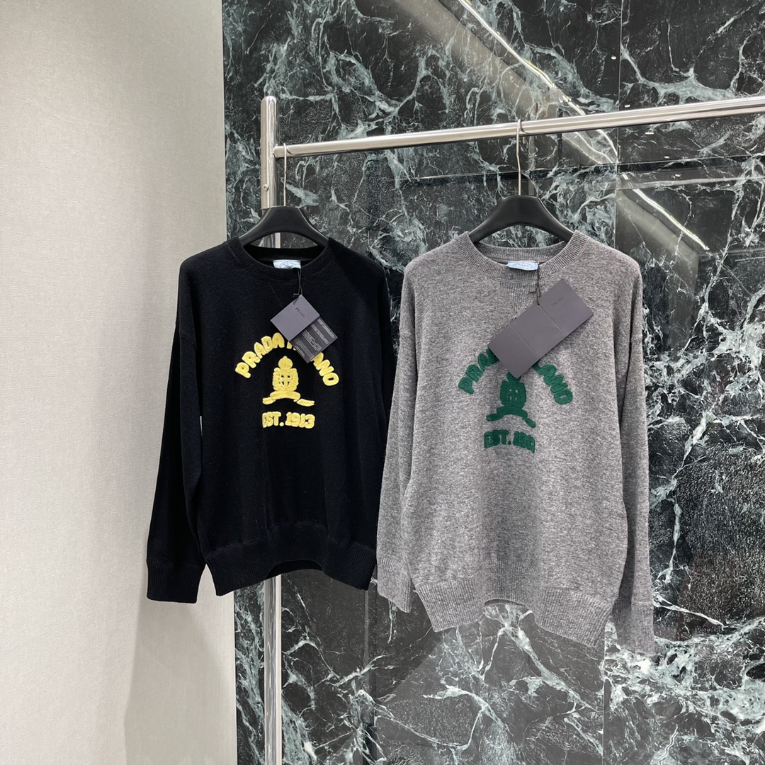 PD 25秋冬新款 圆领字母针织长袖毛衣 圆领长袖毛衣剪裁密实针织御寒防风领口袖口宽螺纹包边与衣摆相呼应