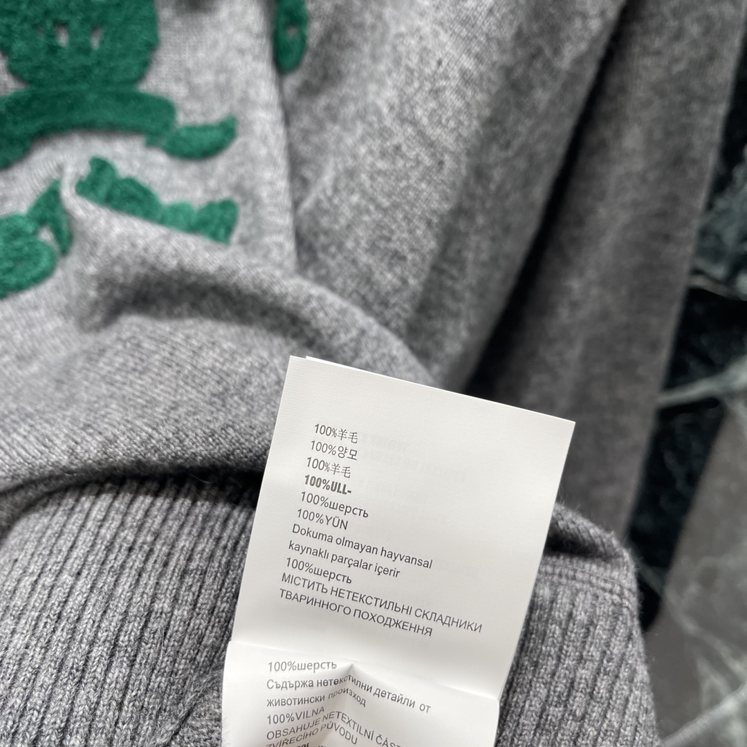 PD 25秋冬新款 圆领字母针织长袖毛衣 圆领长袖毛衣剪裁密实针织御寒防风领口袖口宽螺纹包边与衣摆相呼应