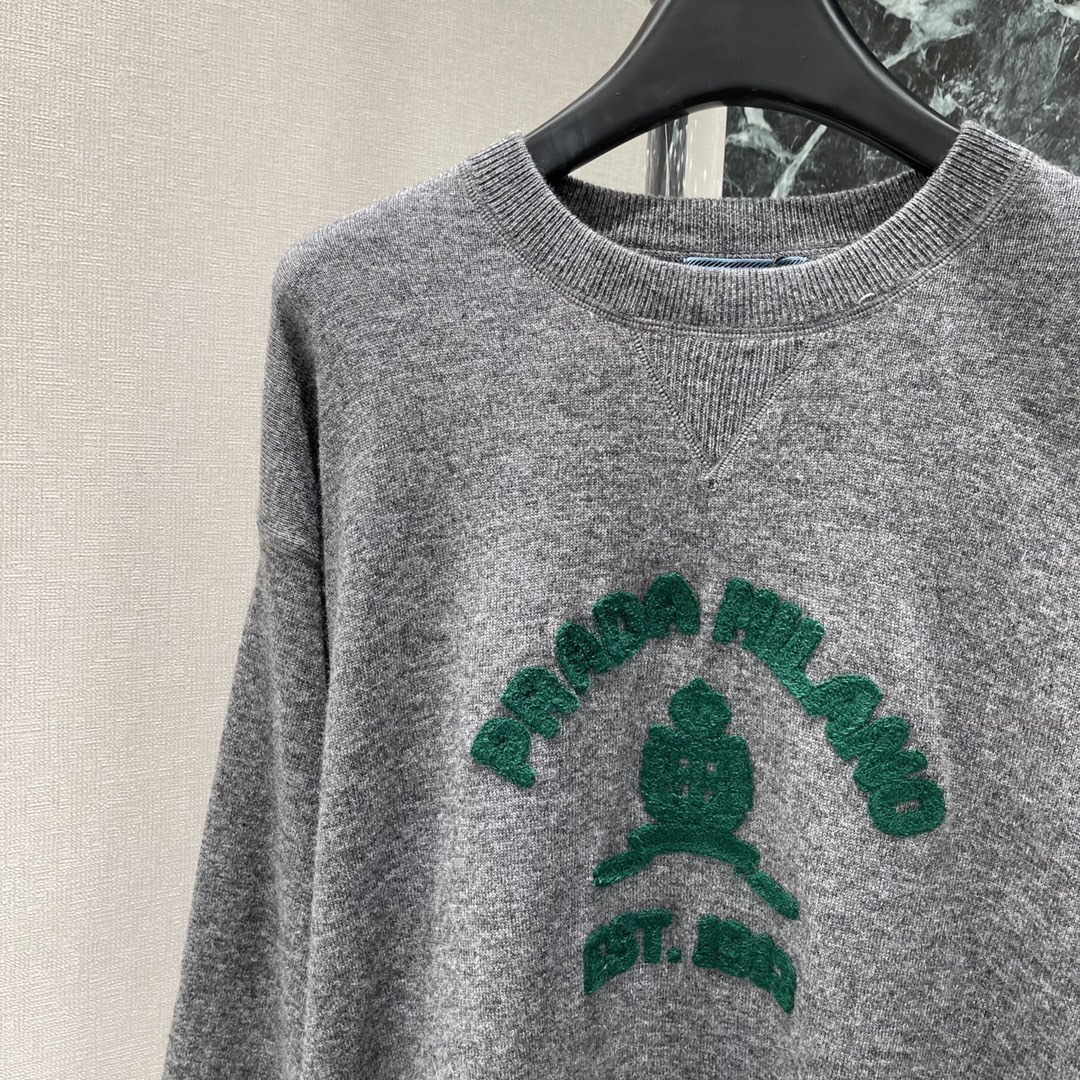 PD 25秋冬新款 圆领字母针织长袖毛衣 圆领长袖毛衣剪裁密实针织御寒防风领口袖口宽螺纹包边与衣摆相呼应