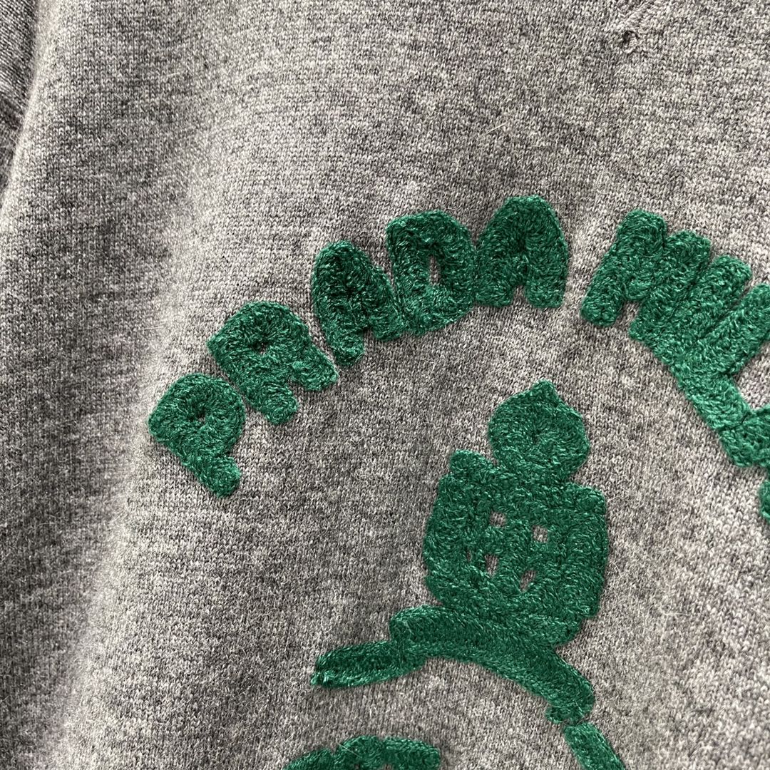 PD 25秋冬新款 圆领字母针织长袖毛衣 圆领长袖毛衣剪裁密实针织御寒防风领口袖口宽螺纹包边与衣摆相呼应