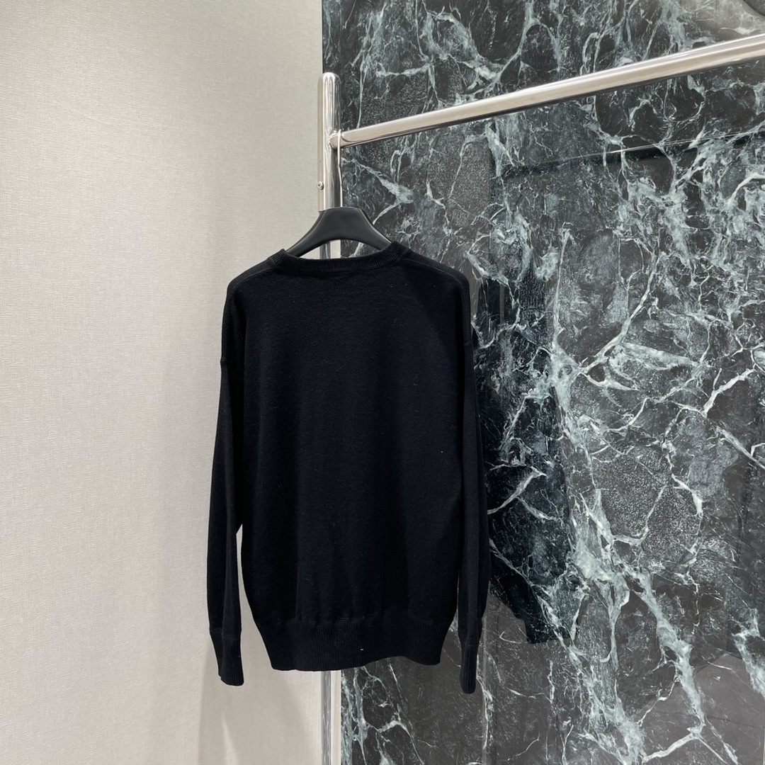 PD 25秋冬新款 圆领字母针织长袖毛衣 圆领长袖毛衣剪裁密实针织御寒防风领口袖口宽螺纹包边与衣摆相呼应