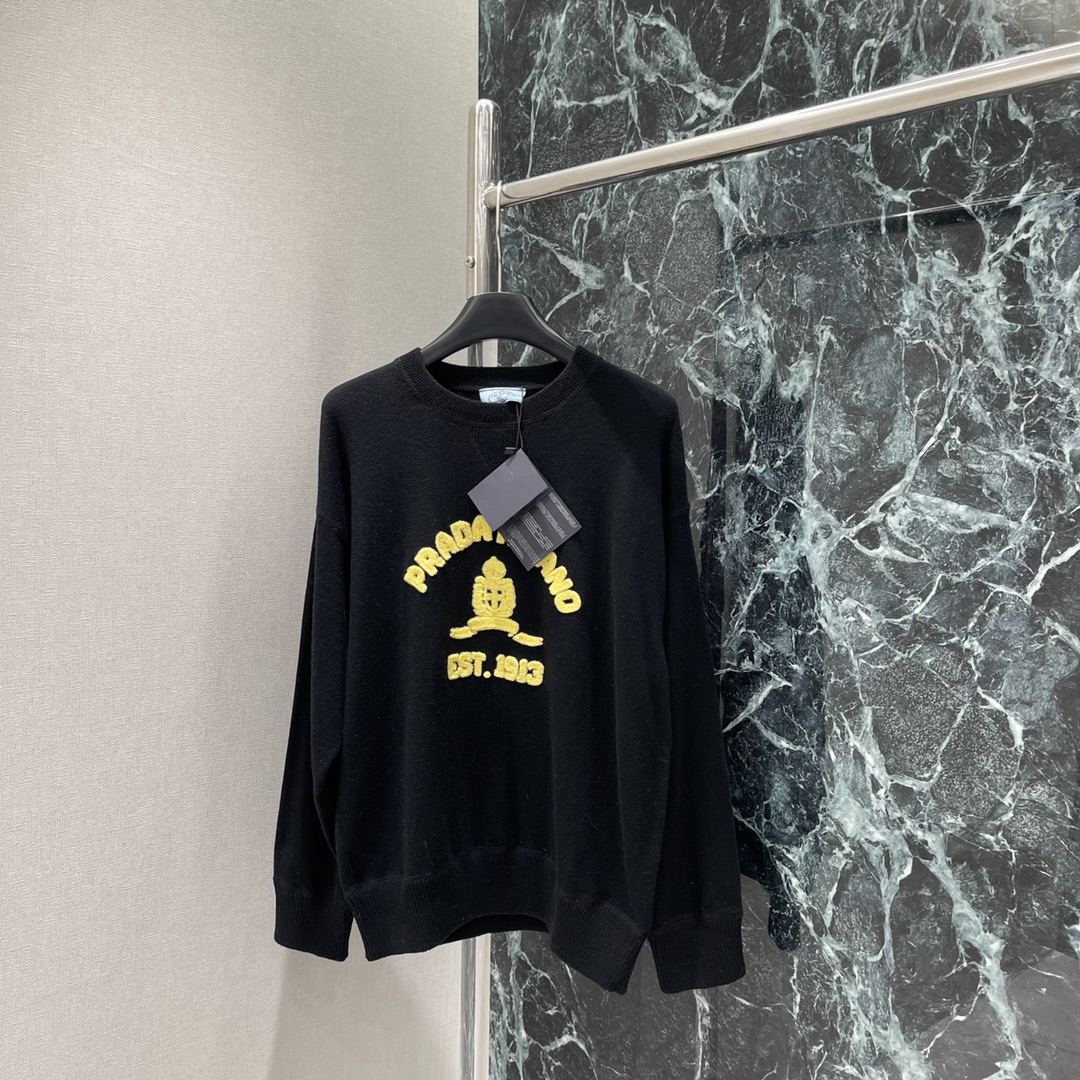 PD 25秋冬新款 圆领字母针织长袖毛衣 圆领长袖毛衣剪裁密实针织御寒防风领口袖口宽螺纹包边与衣摆相呼应