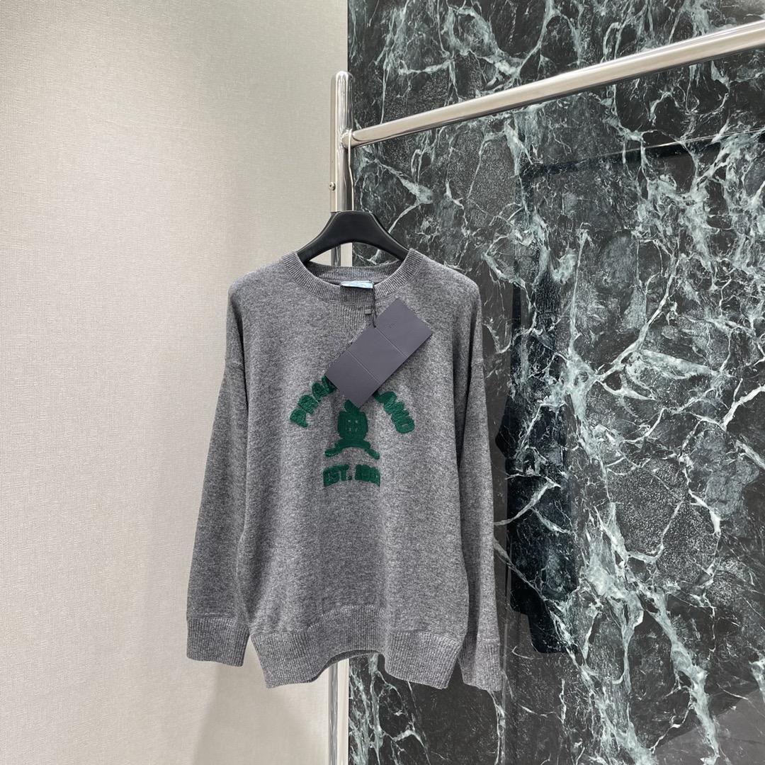 PD 25秋冬新款 圆领字母针织长袖毛衣 圆领长袖毛衣剪裁密实针织御寒防风领口袖口宽螺纹包边与衣摆相呼应