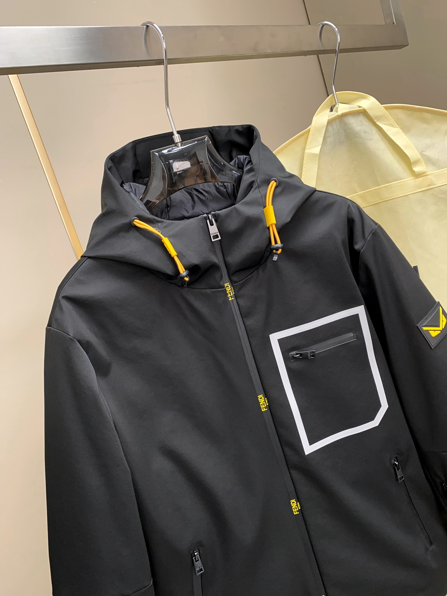 FD家族优秀之作，户外滑雪羽绒系列保暖羽绒服夜光3M标志！对于保暖性和舒适感有着近乎疯狂的追求。内里填充