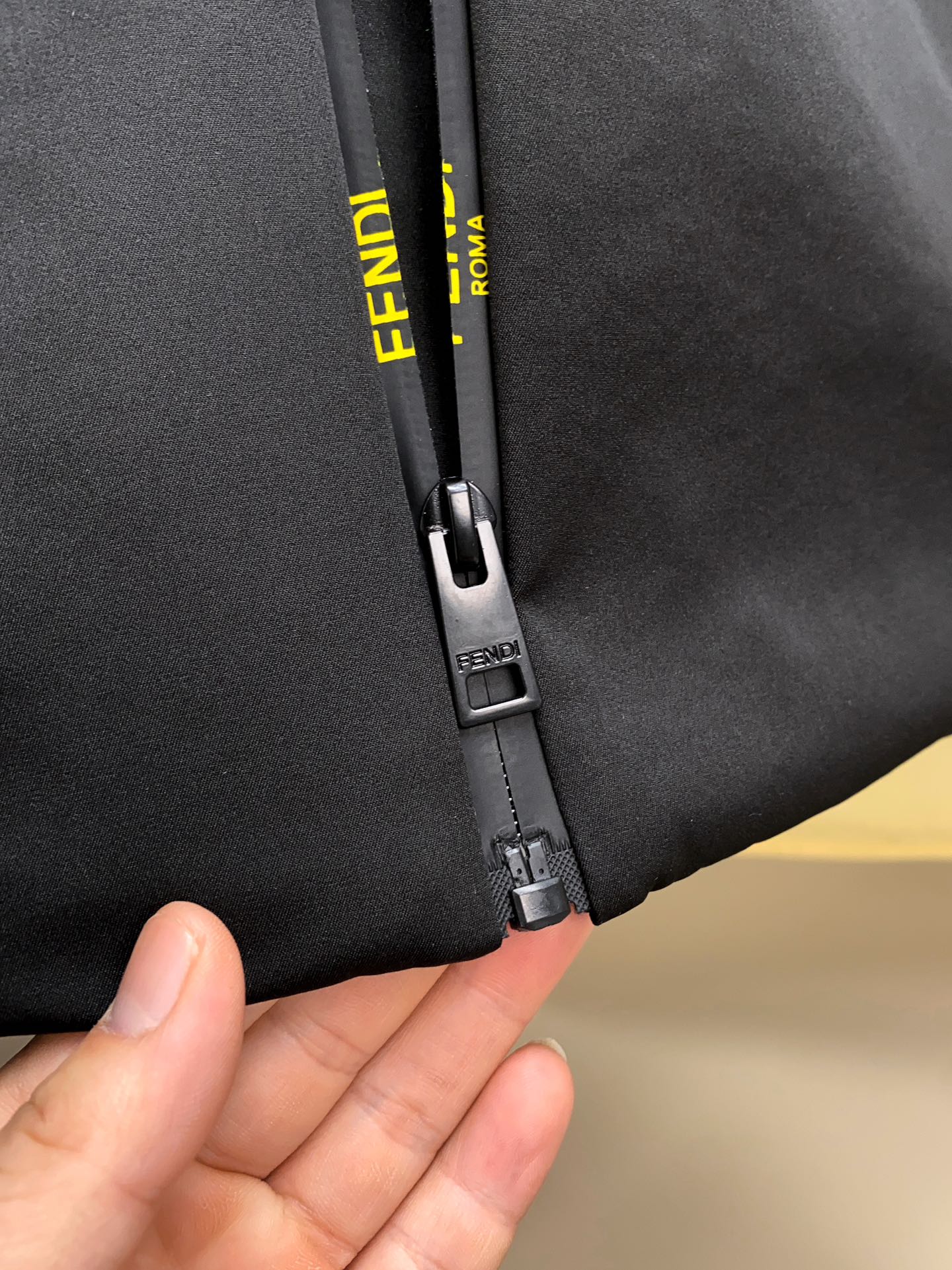 FD家族优秀之作，户外滑雪羽绒系列保暖羽绒服夜光3M标志！对于保暖性和舒适感有着近乎疯狂的追求。内里填充