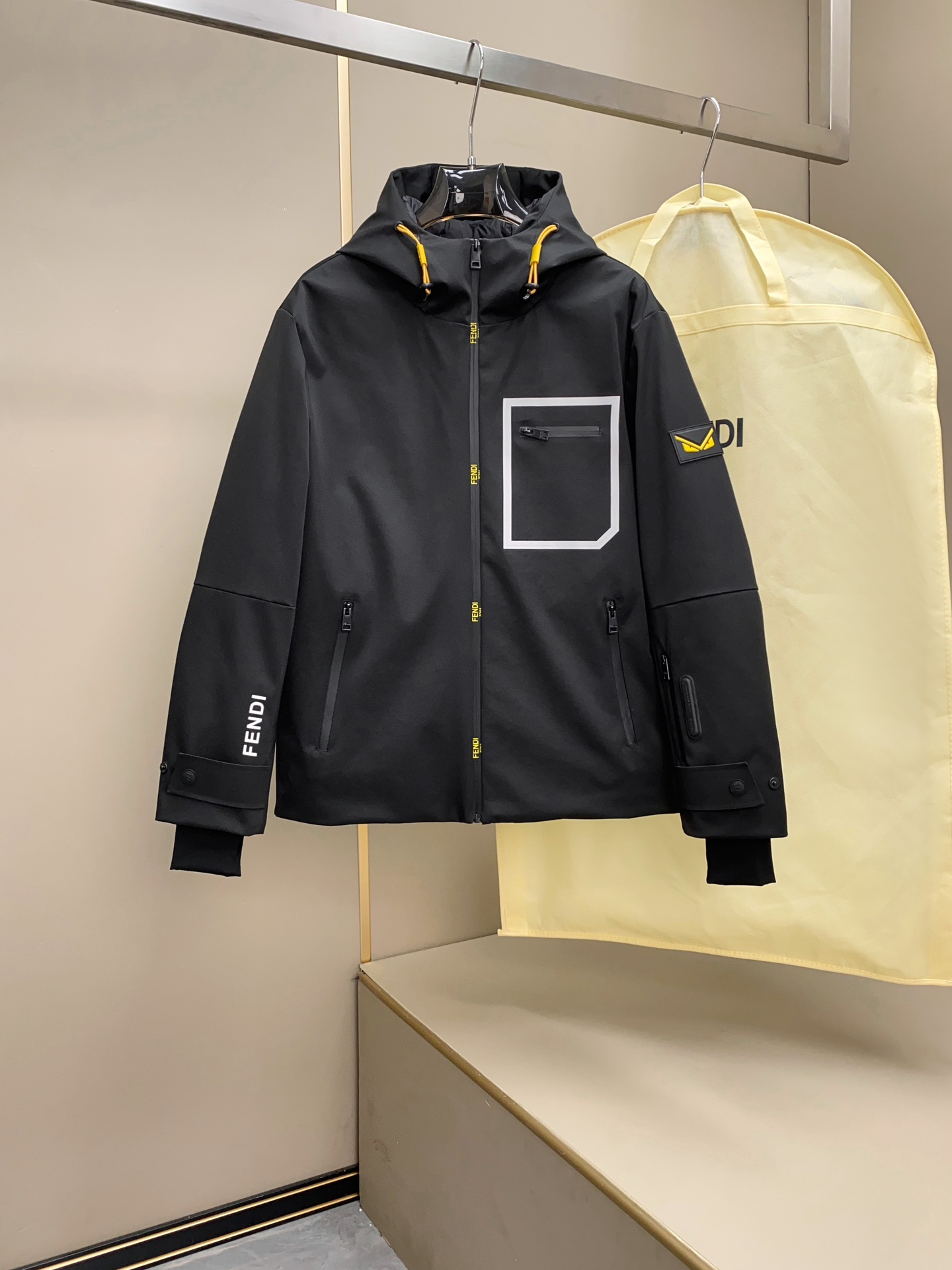 FD家族优秀之作，户外滑雪羽绒系列保暖羽绒服夜光3M标志！对于保暖性和舒适感有着近乎疯狂的追求。内里填充