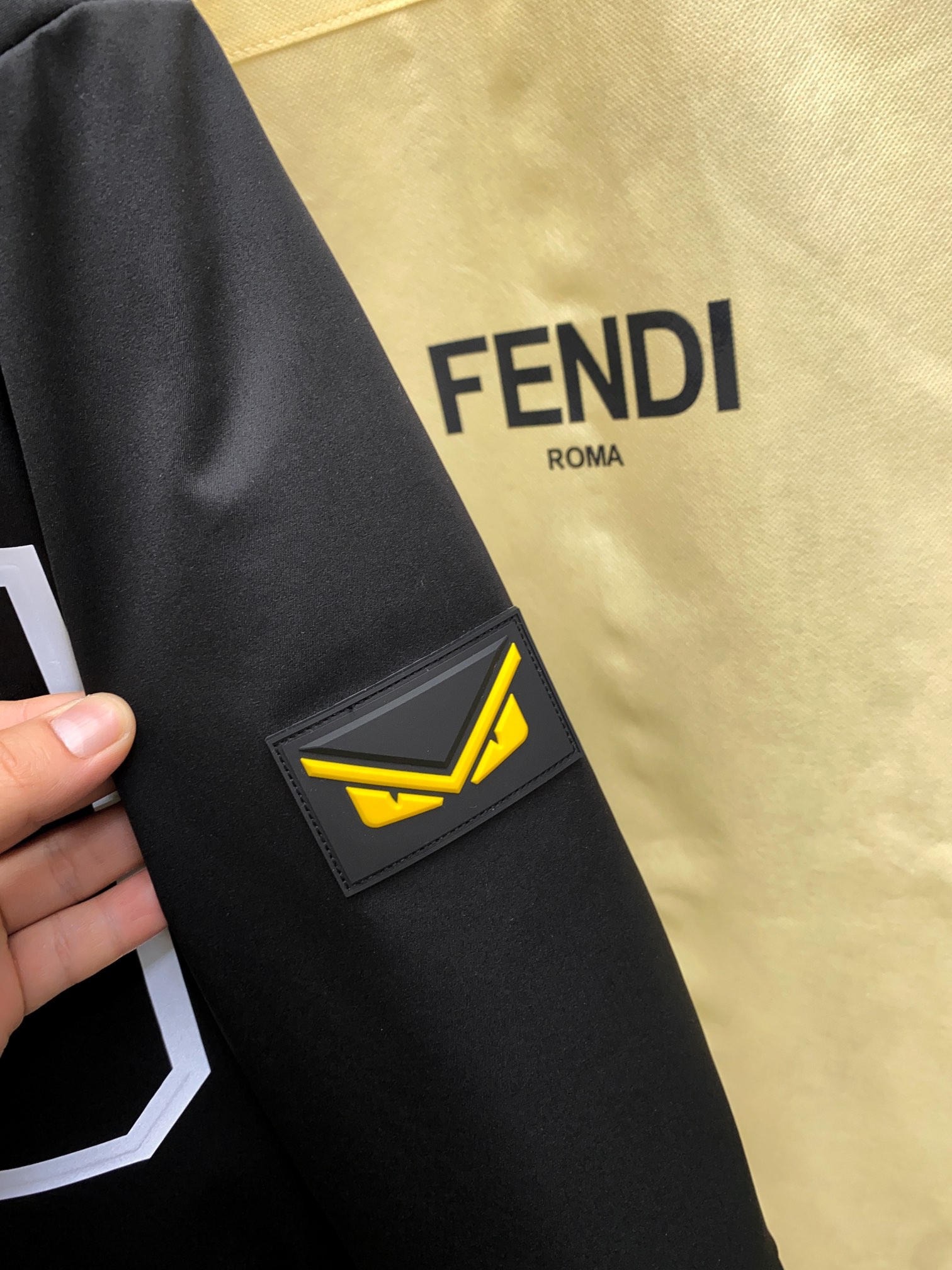 FD家族优秀之作，户外滑雪羽绒系列保暖羽绒服夜光3M标志！对于保暖性和舒适感有着近乎疯狂的追求。内里填充