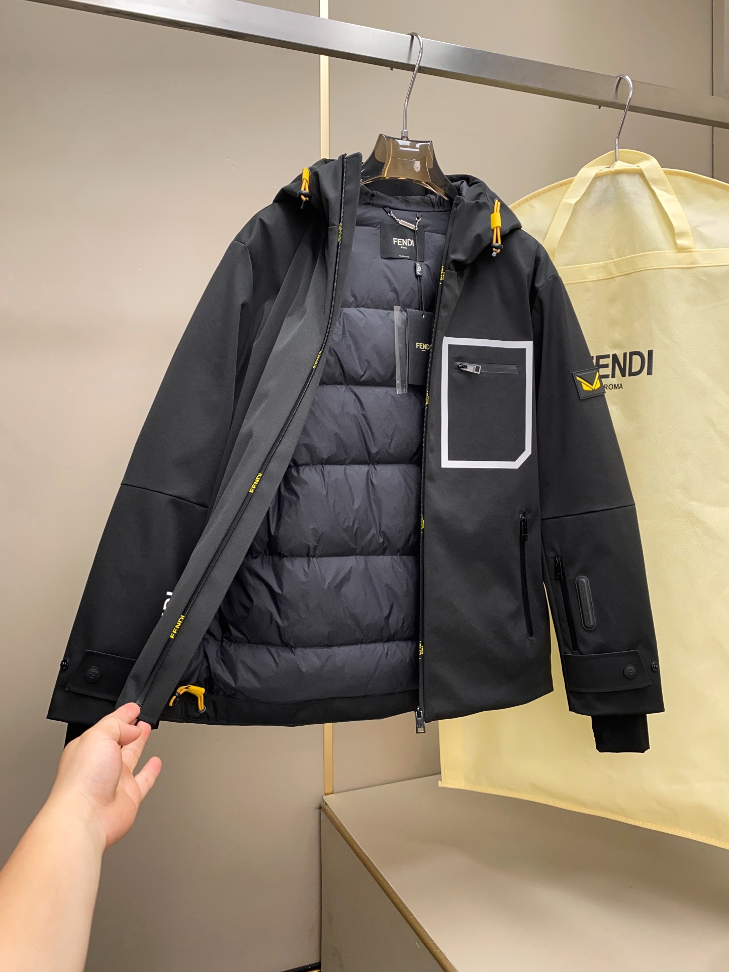 FD家族优秀之作，户外滑雪羽绒系列保暖羽绒服夜光3M标志！对于保暖性和舒适感有着近乎疯狂的追求。内里填充