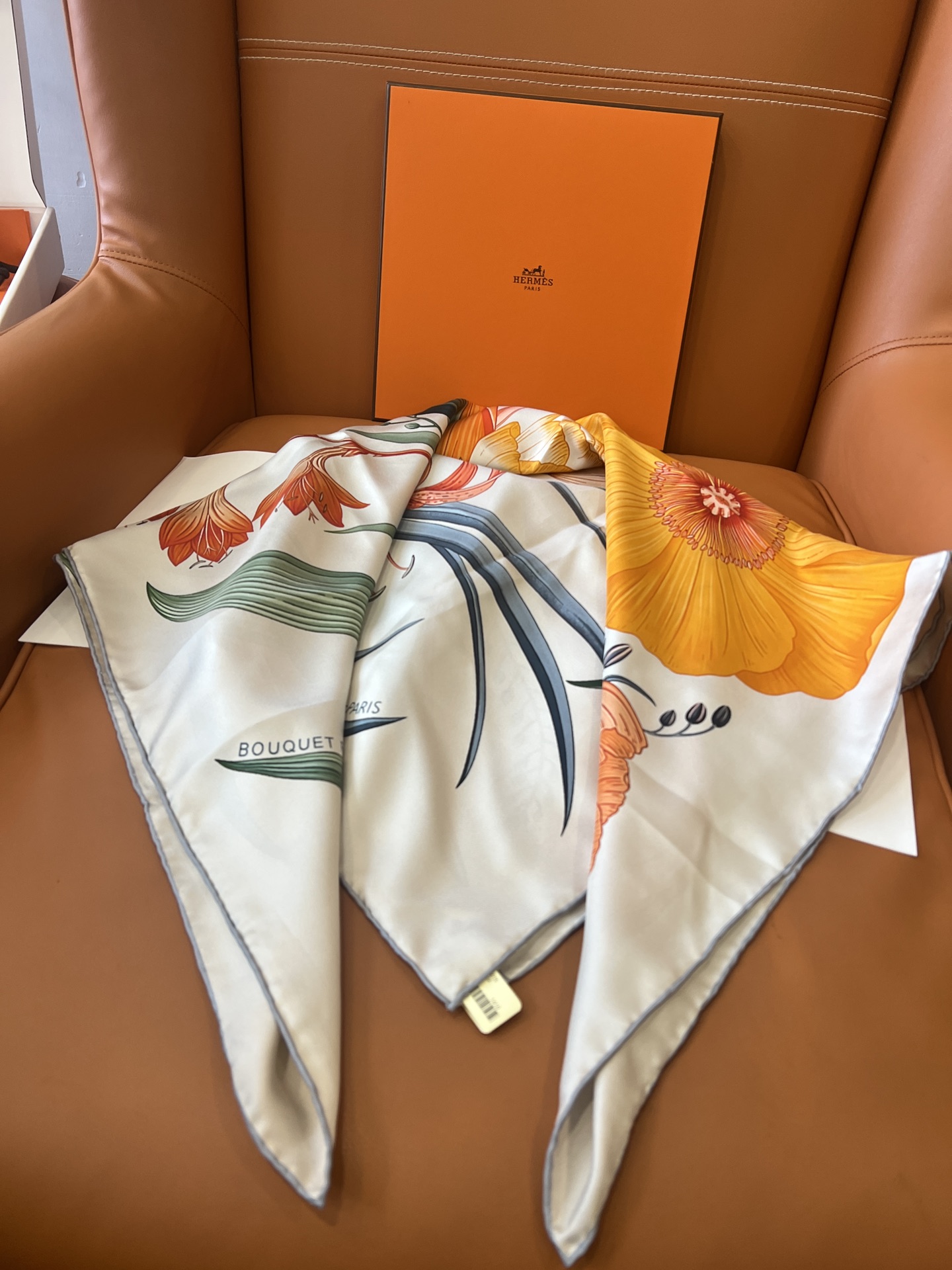价格:(不含包装)Hermès“永生花束”90方巾，橙色！手工卷边斜纹真丝方巾 （100%桑蚕丝）。这款