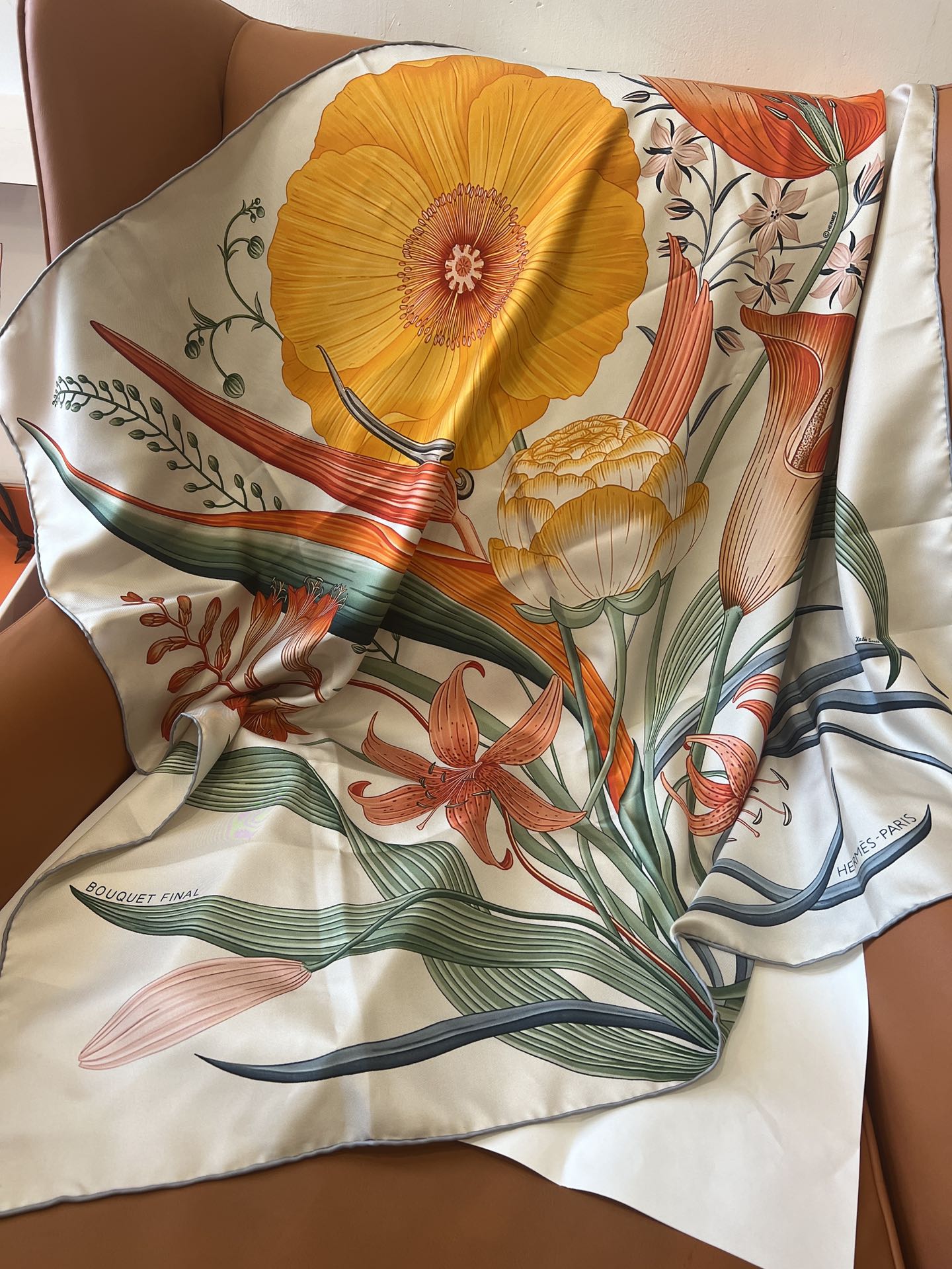 价格:(不含包装)Hermès“永生花束”90方巾，橙色！手工卷边斜纹真丝方巾 （100%桑蚕丝）。这款