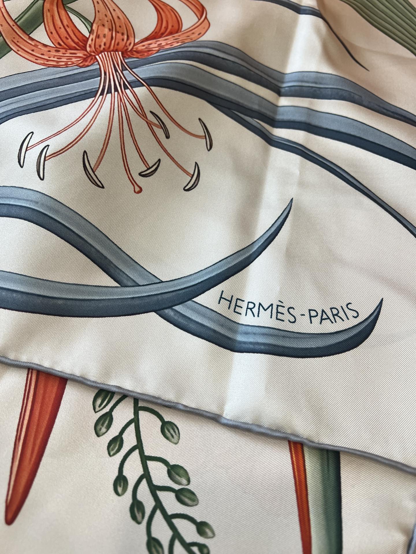 价格:(不含包装)Hermès“永生花束”90方巾，橙色！手工卷边斜纹真丝方巾 （100%桑蚕丝）。这款