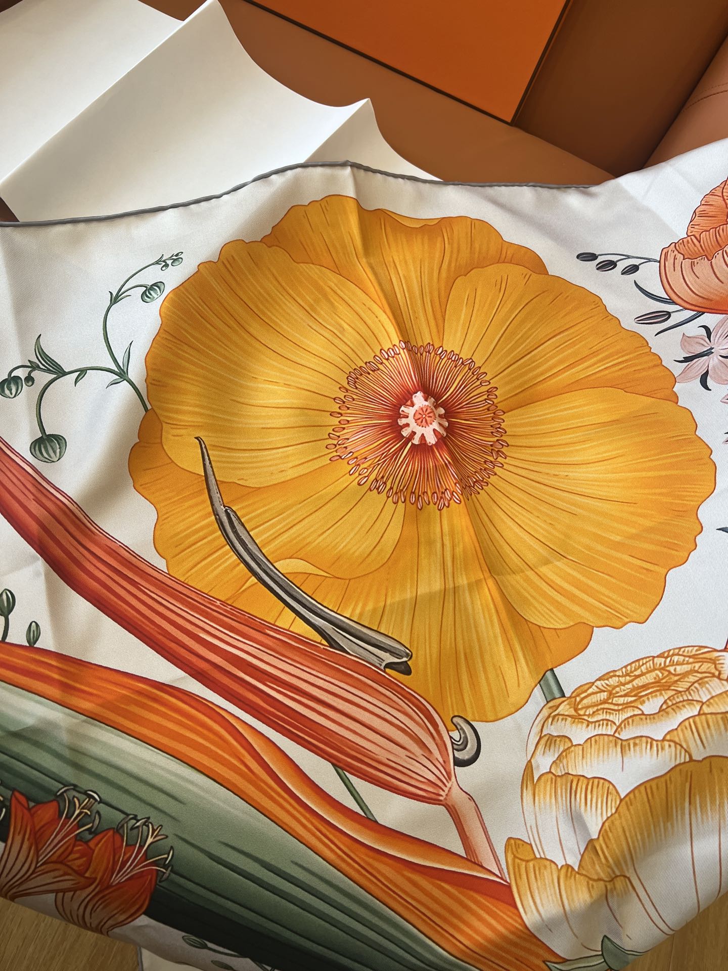 价格:(不含包装)Hermès“永生花束”90方巾，橙色！手工卷边斜纹真丝方巾 （100%桑蚕丝）。这款