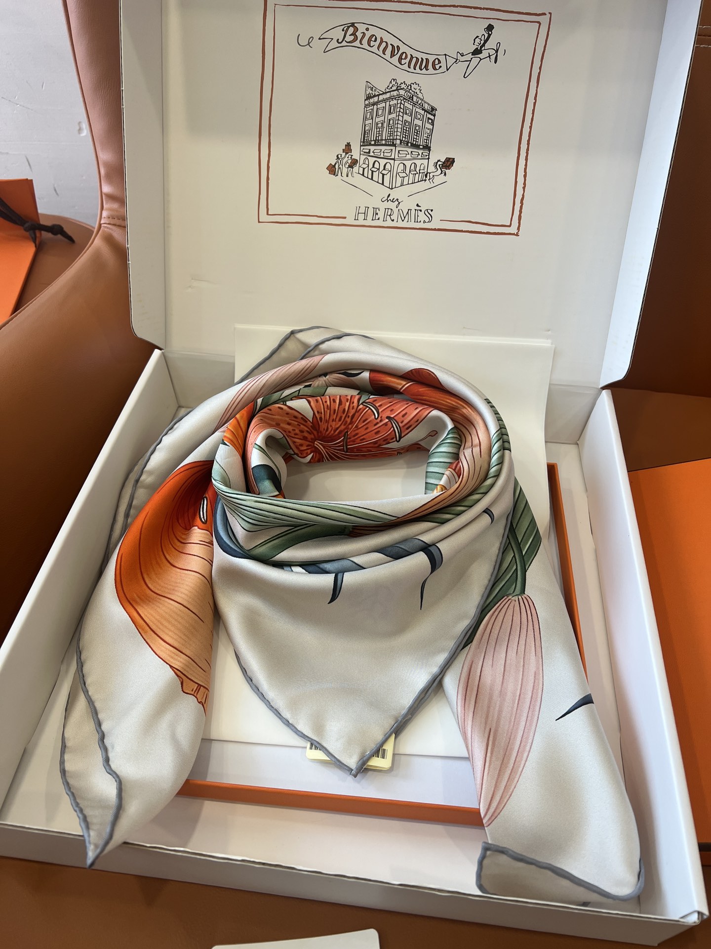 价格:(不含包装)Hermès“永生花束”90方巾，橙色！手工卷边斜纹真丝方巾 （100%桑蚕丝）。这款