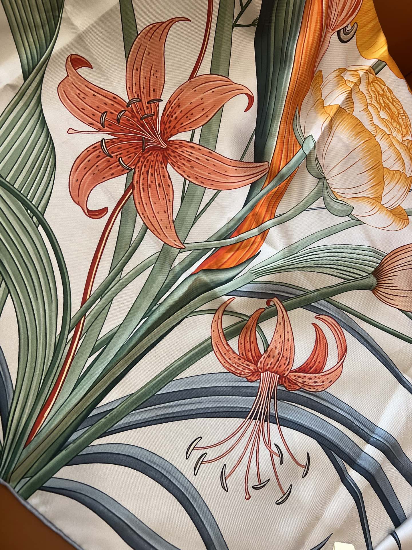 价格:(不含包装)Hermès“永生花束”90方巾，橙色！手工卷边斜纹真丝方巾 （100%桑蚕丝）。这款