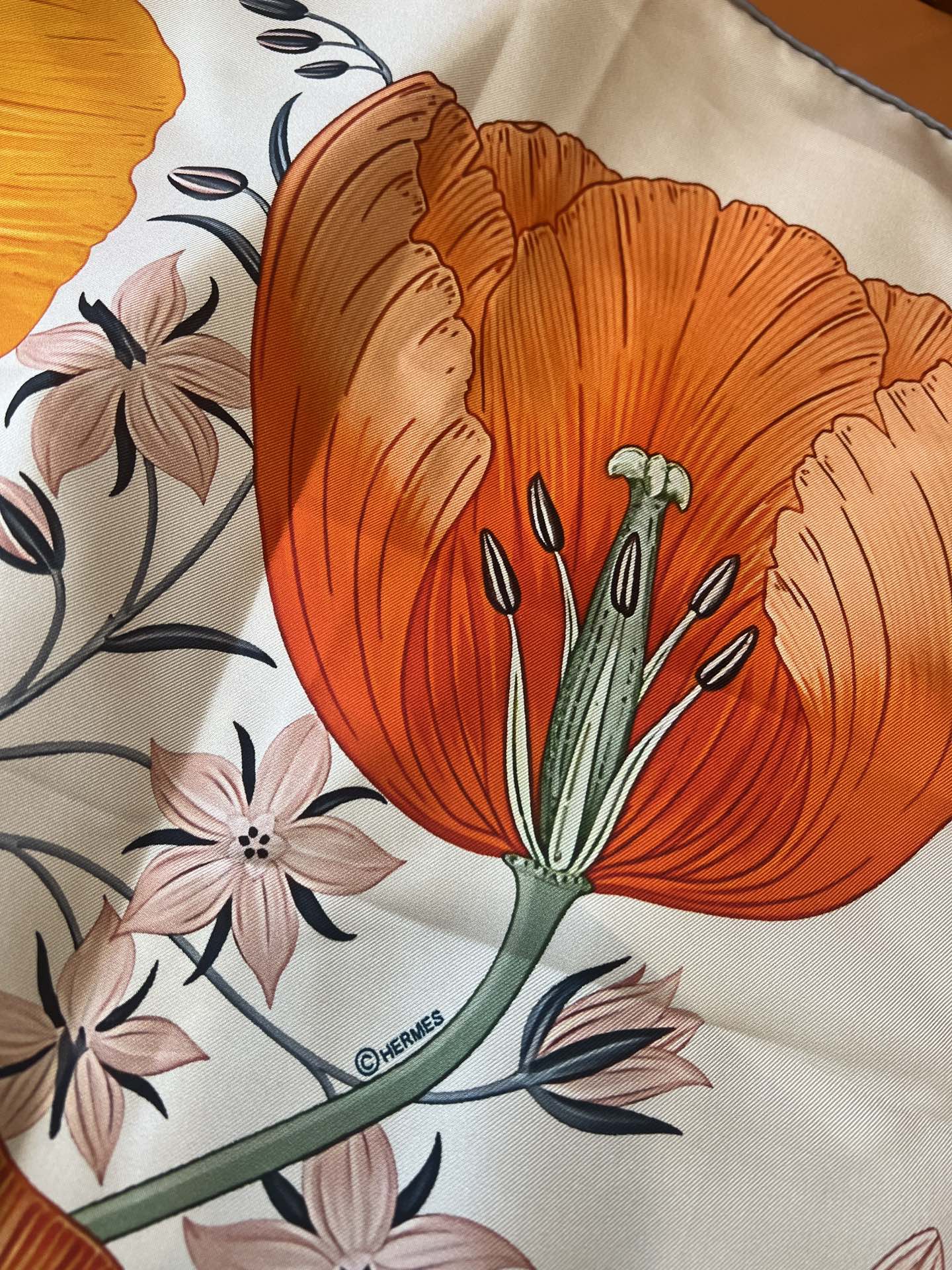 价格:(不含包装)Hermès“永生花束”90方巾，橙色！手工卷边斜纹真丝方巾 （100%桑蚕丝）。这款