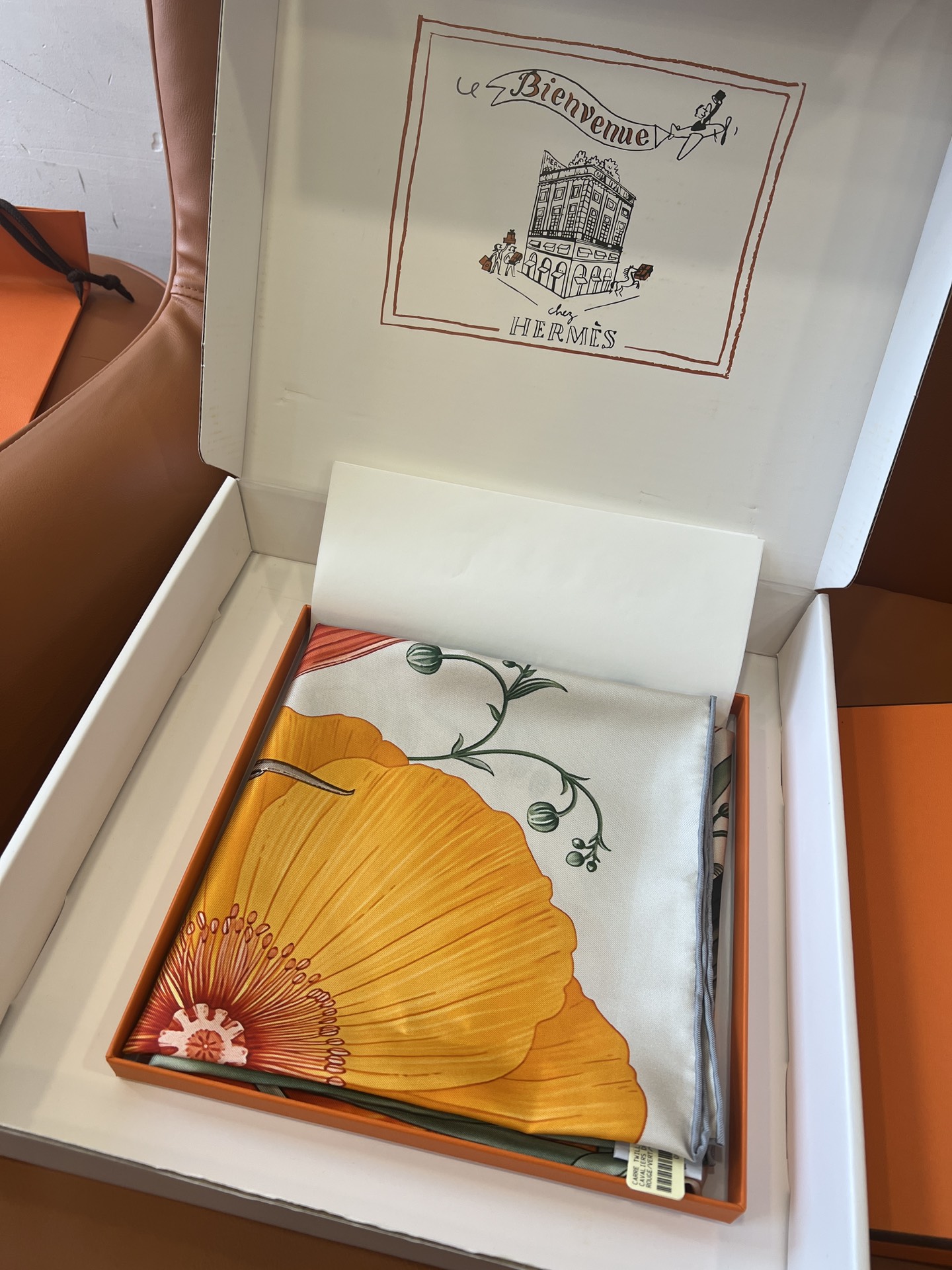 价格:(不含包装)Hermès“永生花束”90方巾，橙色！手工卷边斜纹真丝方巾 （100%桑蚕丝）。这款