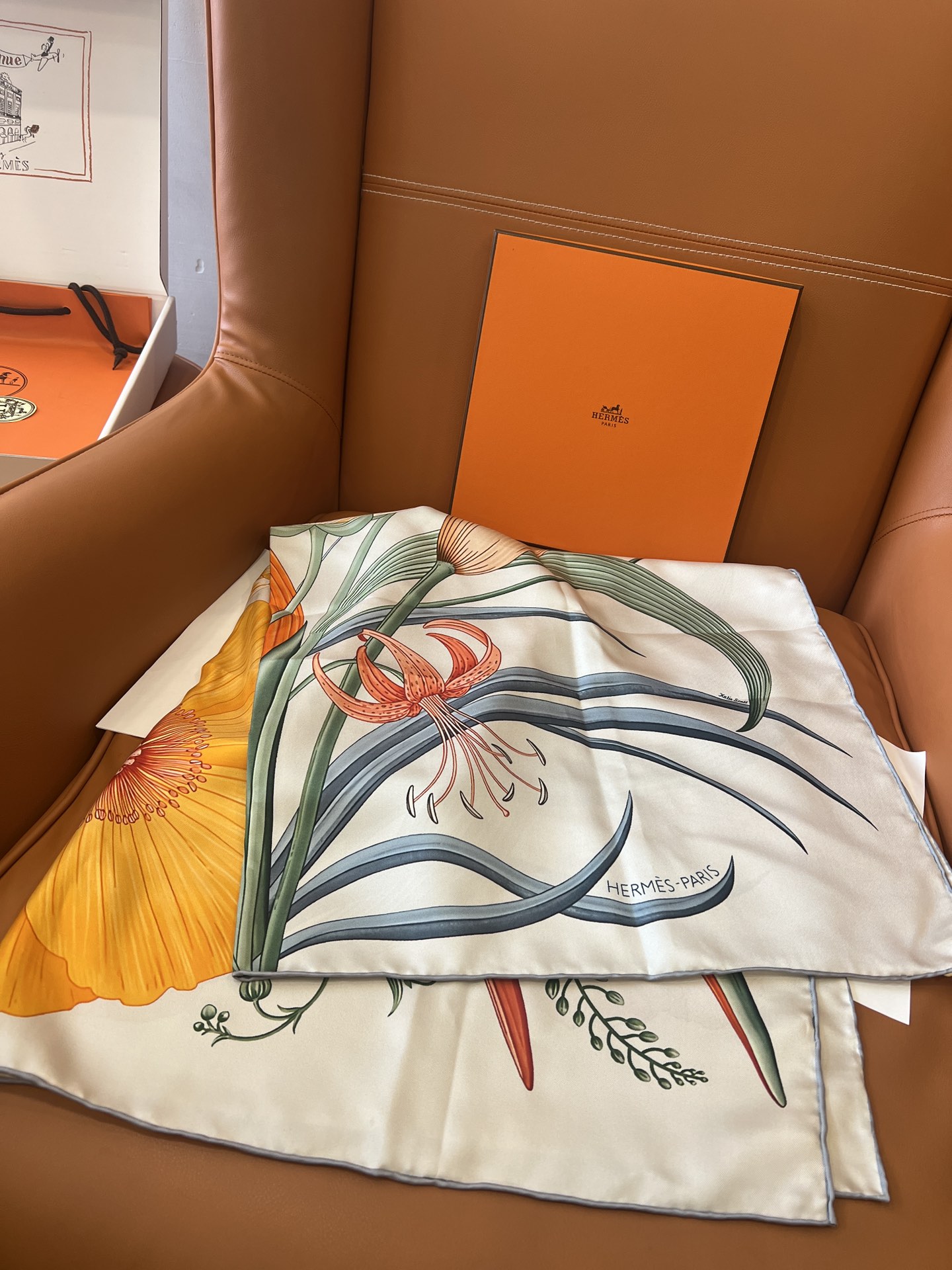 价格:(不含包装)Hermès“永生花束”90方巾，橙色！手工卷边斜纹真丝方巾 （100%桑蚕丝）。这款