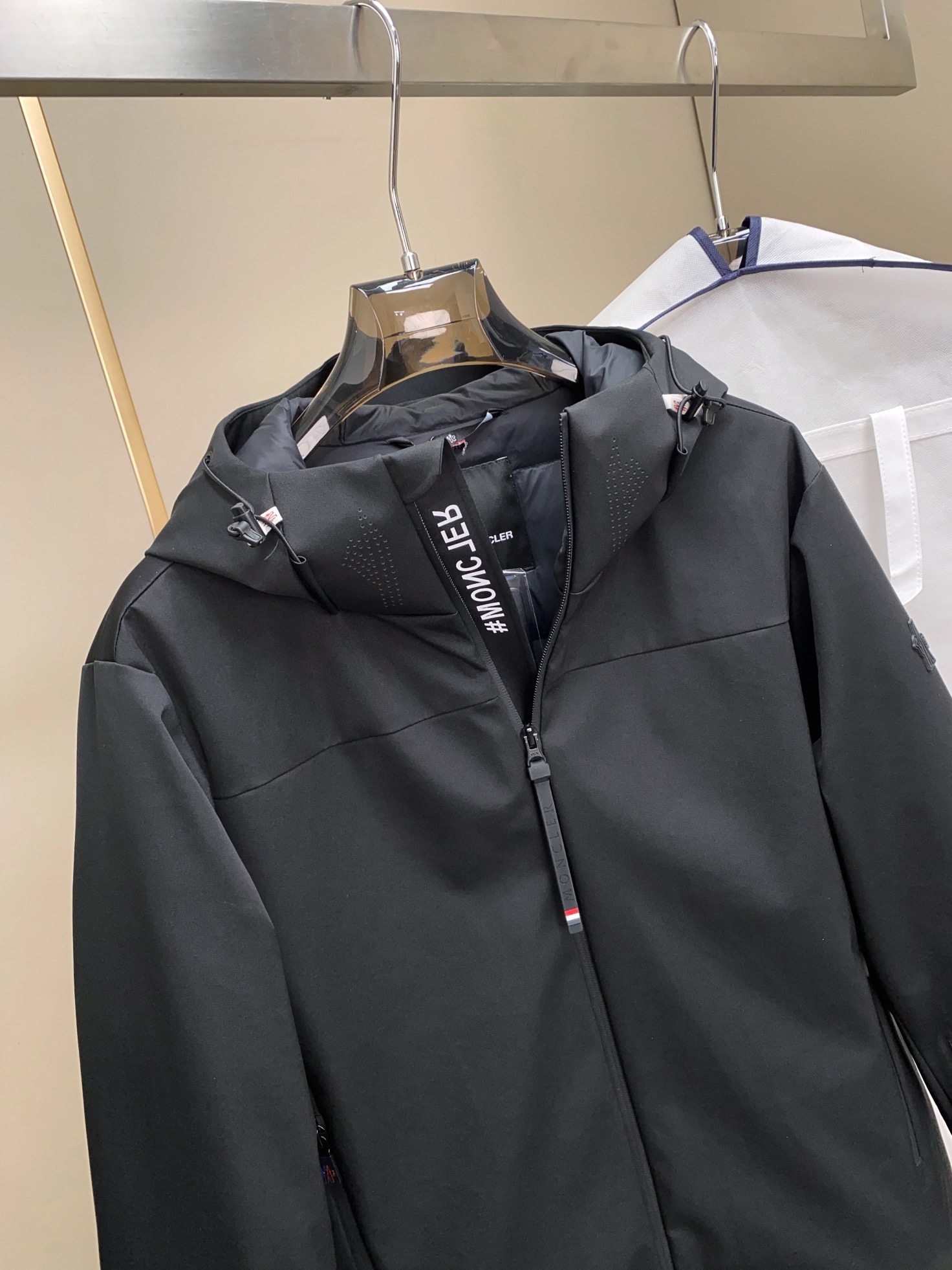 Mon~功能性连帽户外羽绒服。香港贸易公司渠道订单。高端代工厂出货。来自意大利顶级奢华品牌Mon.. e