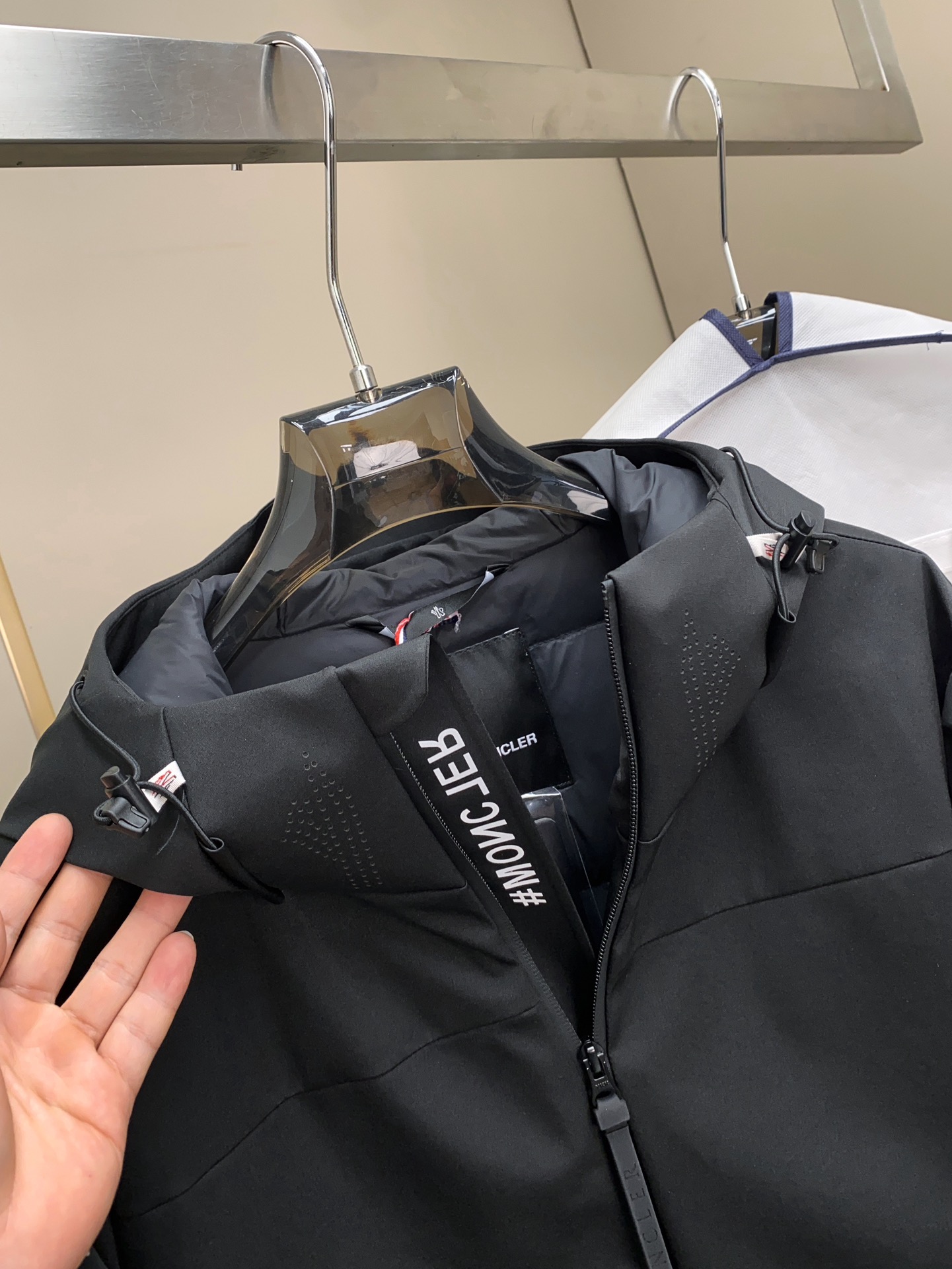 Mon~功能性连帽户外羽绒服。香港贸易公司渠道订单。高端代工厂出货。来自意大利顶级奢华品牌Mon.. e