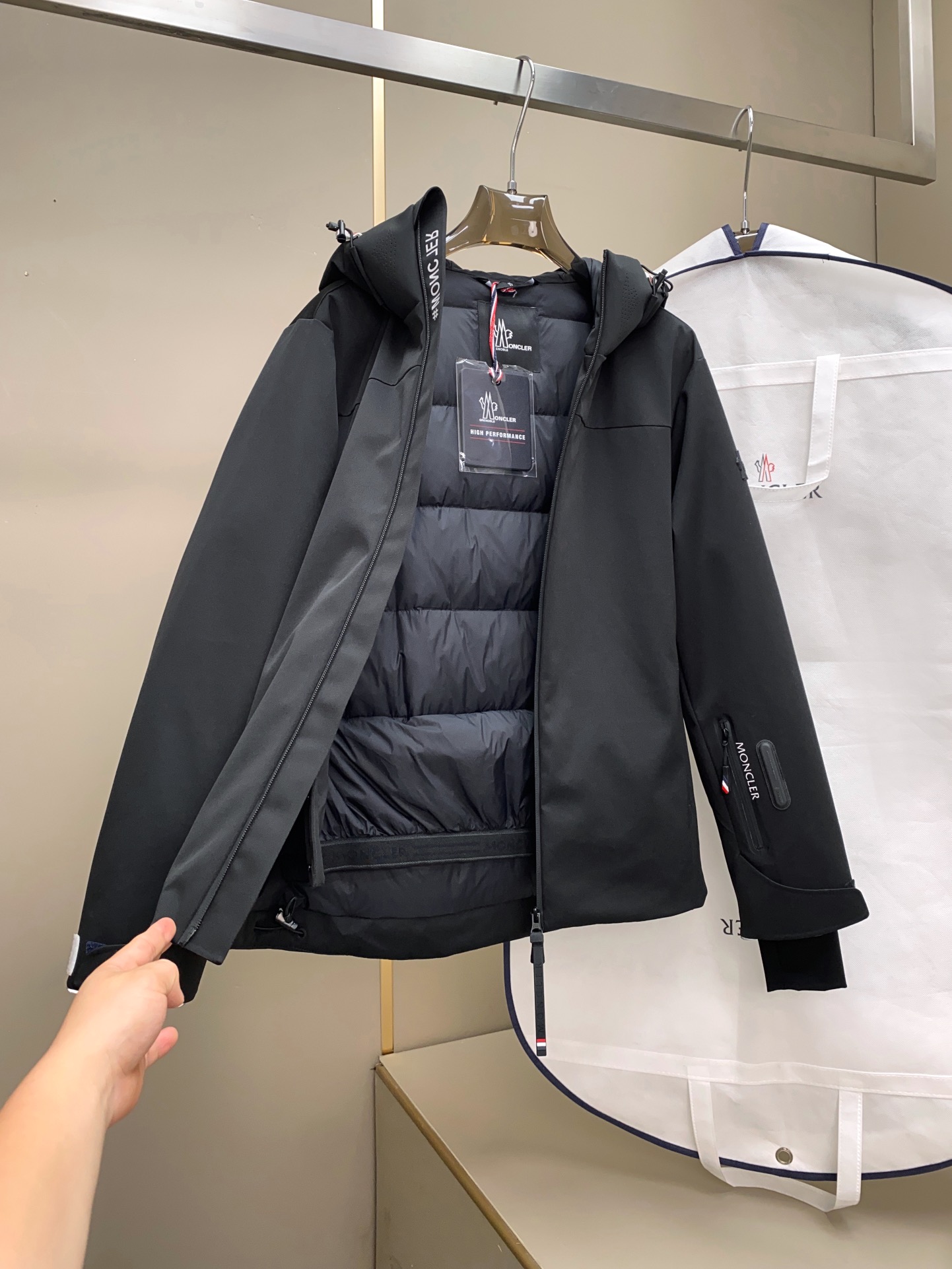 Mon~功能性连帽户外羽绒服。香港贸易公司渠道订单。高端代工厂出货。来自意大利顶级奢华品牌Mon.. e