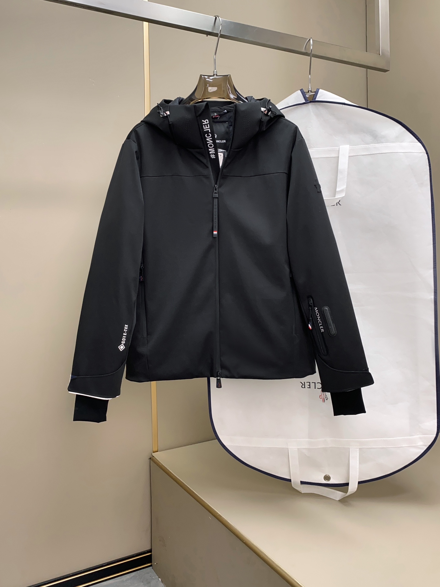 Mon~功能性连帽户外羽绒服。香港贸易公司渠道订单。高端代工厂出货。来自意大利顶级奢华品牌Mon.. e