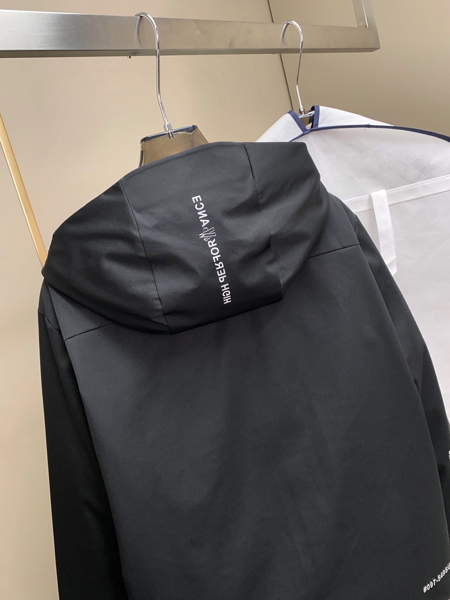 Mon~功能性连帽户外羽绒服。香港贸易公司渠道订单。高端代工厂出货。来自意大利顶级奢华品牌Mon.. e