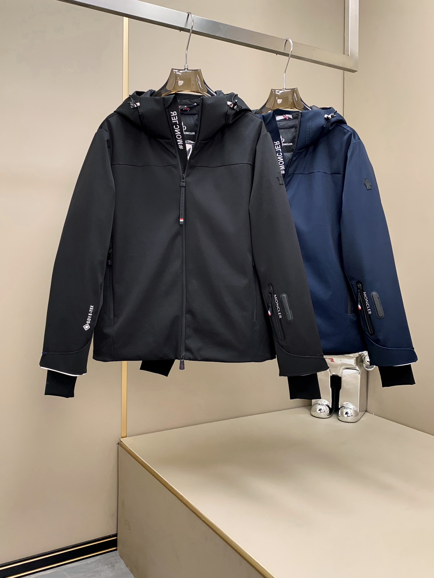 Mon~功能性连帽户外羽绒服。香港贸易公司渠道订单。高端代工厂出货。来自意大利顶级奢华品牌Mon.. e