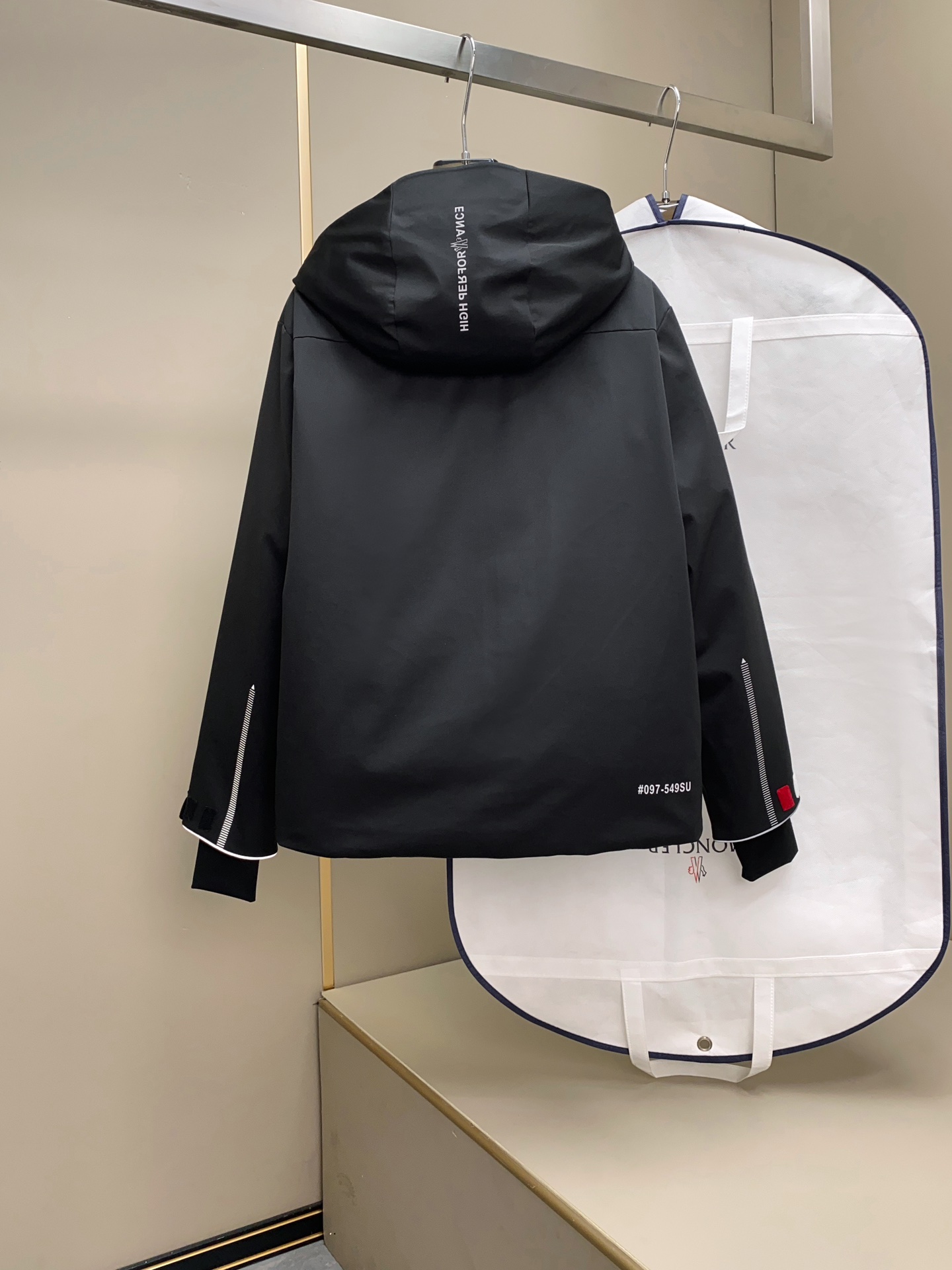 Mon~功能性连帽户外羽绒服。香港贸易公司渠道订单。高端代工厂出货。来自意大利顶级奢华品牌Mon.. e