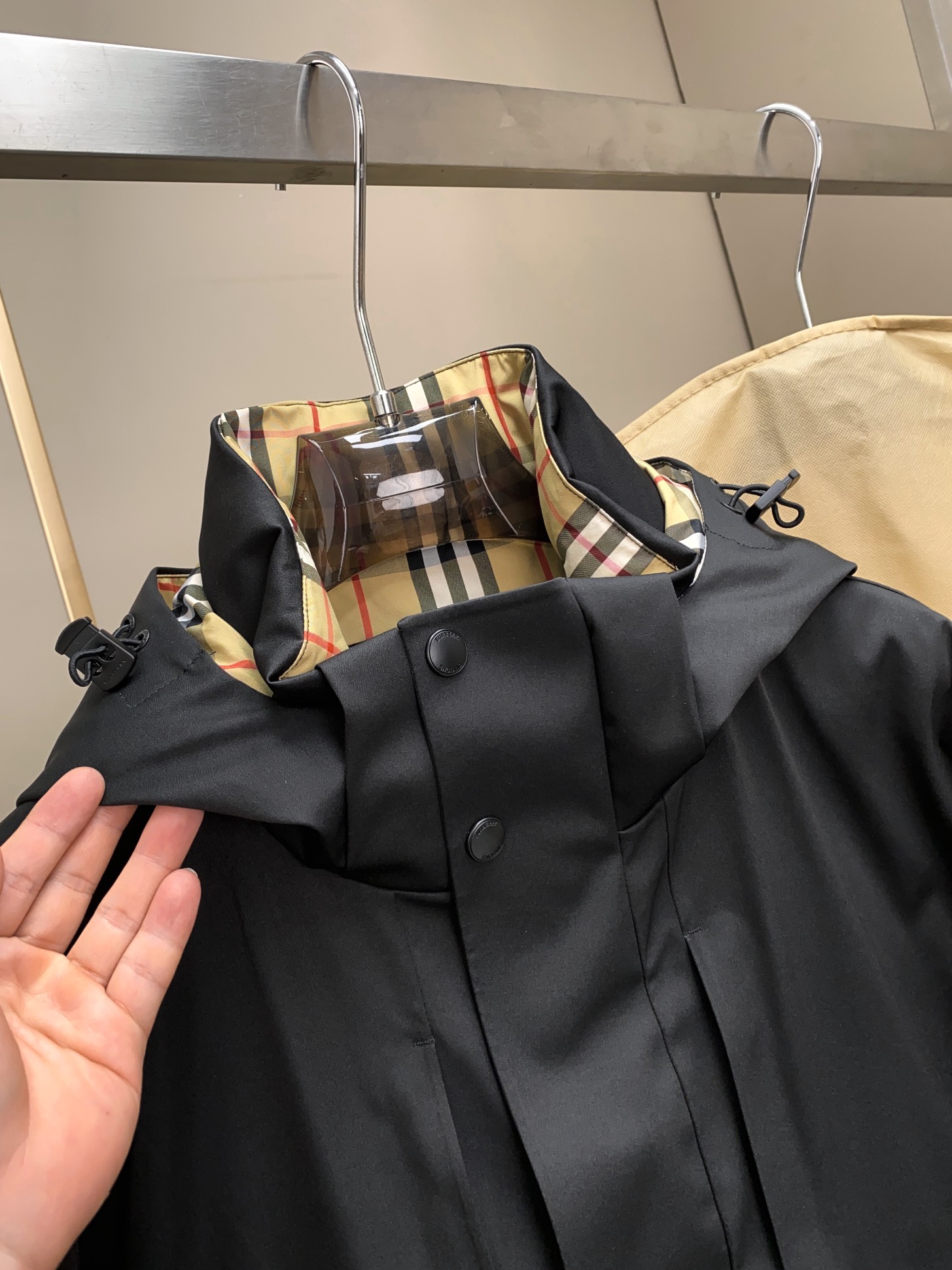 秋冬新款Bur*erry 全新TB激光切割LOGO户外系列专属标识羽绒服 亮眼的色泽搭配加上精工裁剪的造