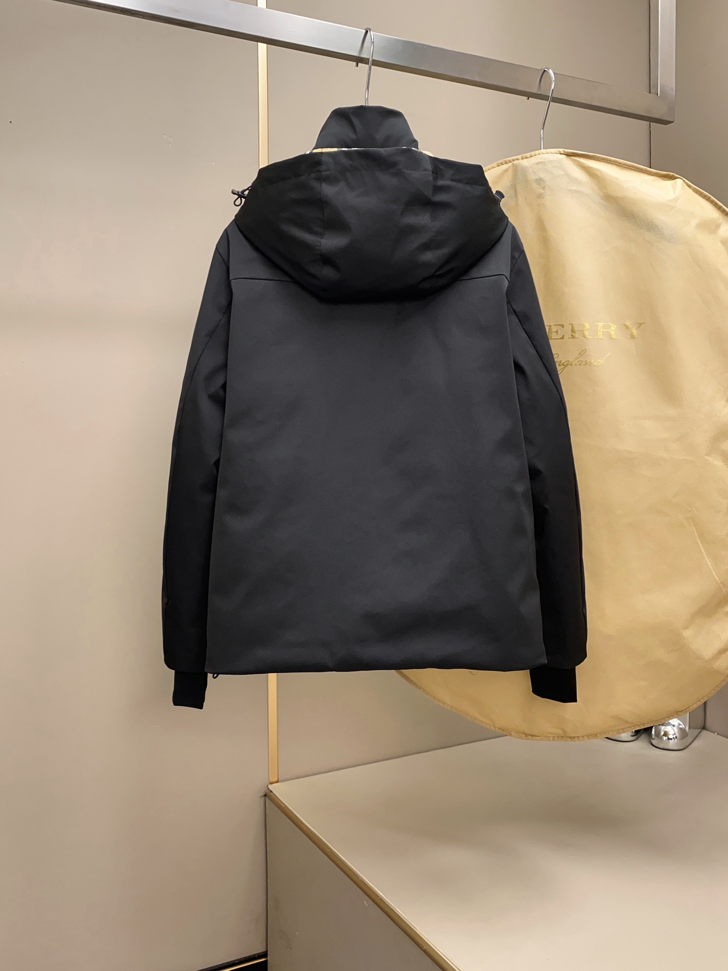 秋冬新款Bur*erry 全新TB激光切割LOGO户外系列专属标识羽绒服 亮眼的色泽搭配加上精工裁剪的造