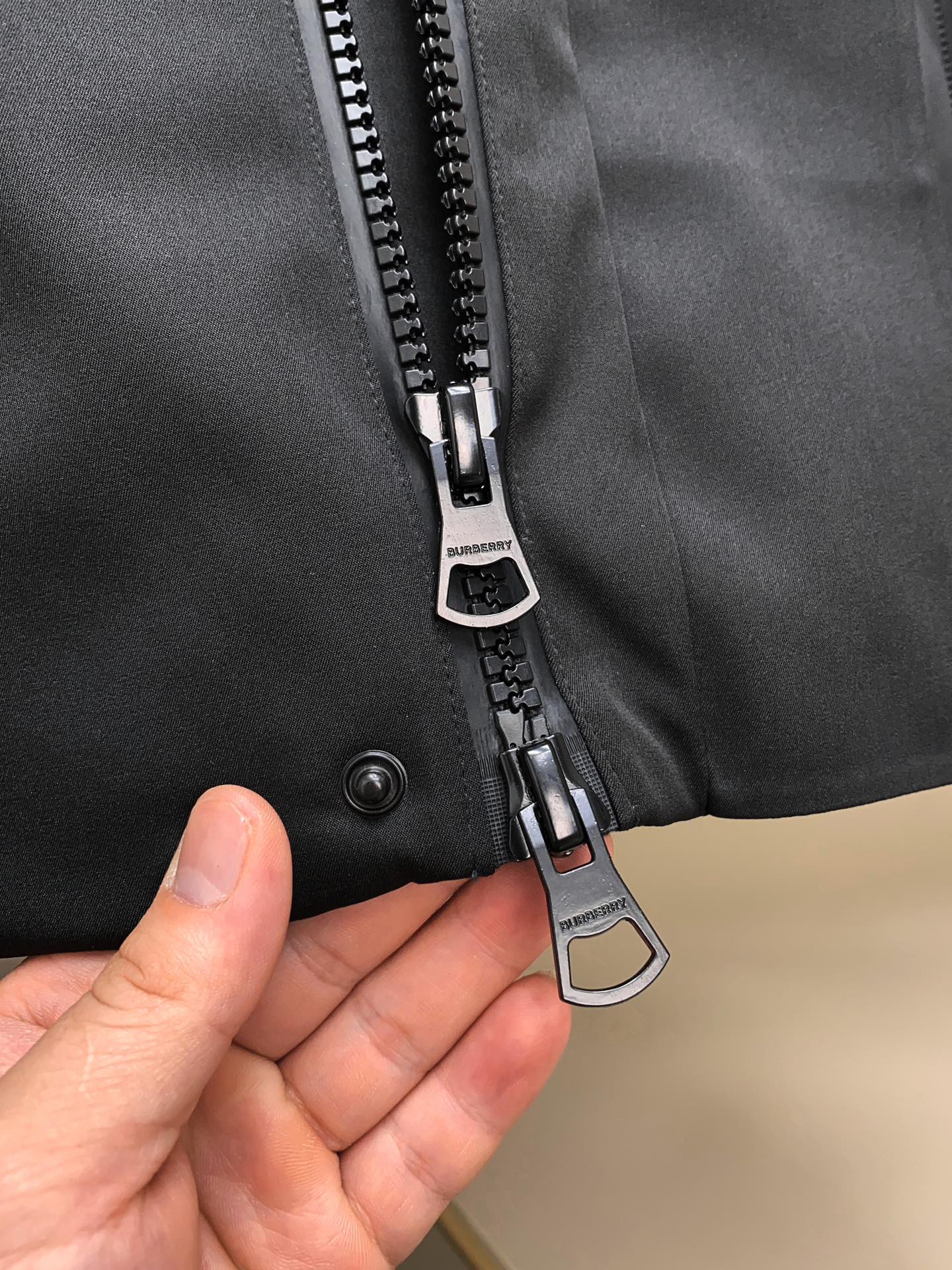 秋冬新款Bur*erry 全新TB激光切割LOGO户外系列专属标识羽绒服 亮眼的色泽搭配加上精工裁剪的造