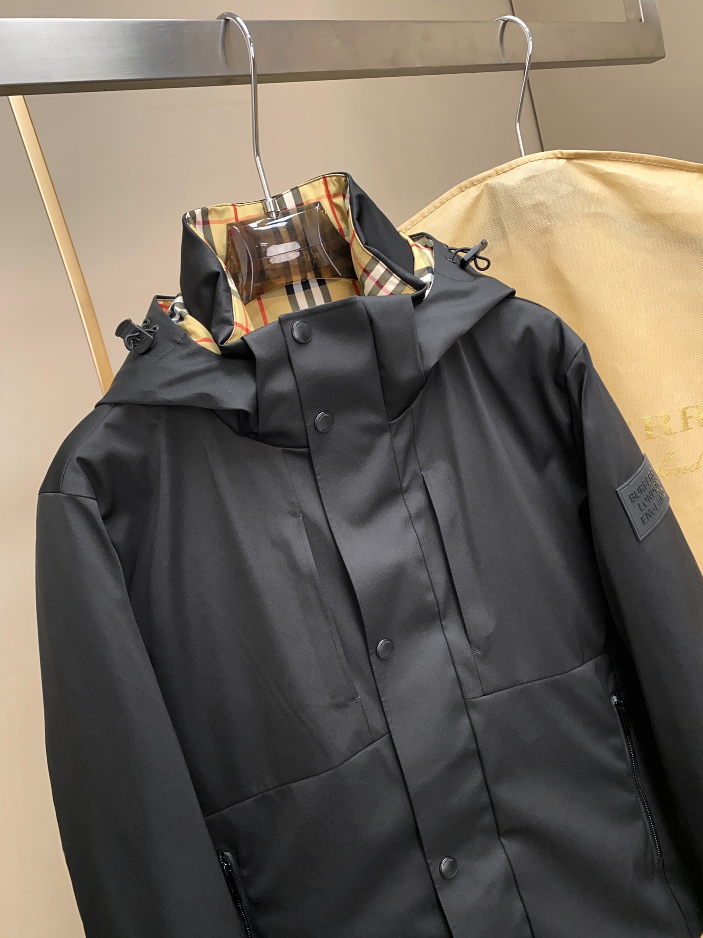 秋冬新款Bur*erry 全新TB激光切割LOGO户外系列专属标识羽绒服 亮眼的色泽搭配加上精工裁剪的造