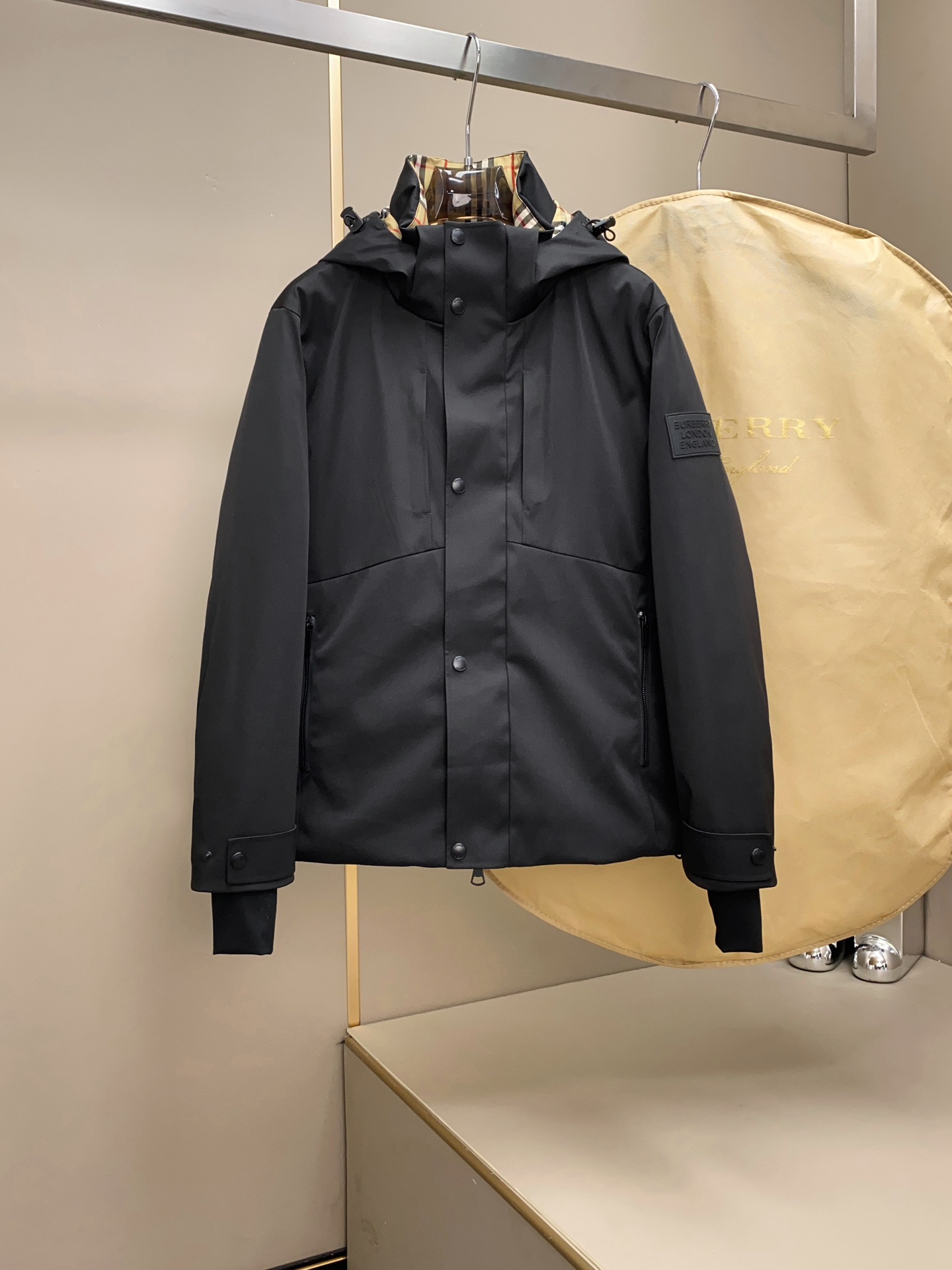 秋冬新款Bur*erry 全新TB激光切割LOGO户外系列专属标识羽绒服 亮眼的色泽搭配加上精工裁剪的造