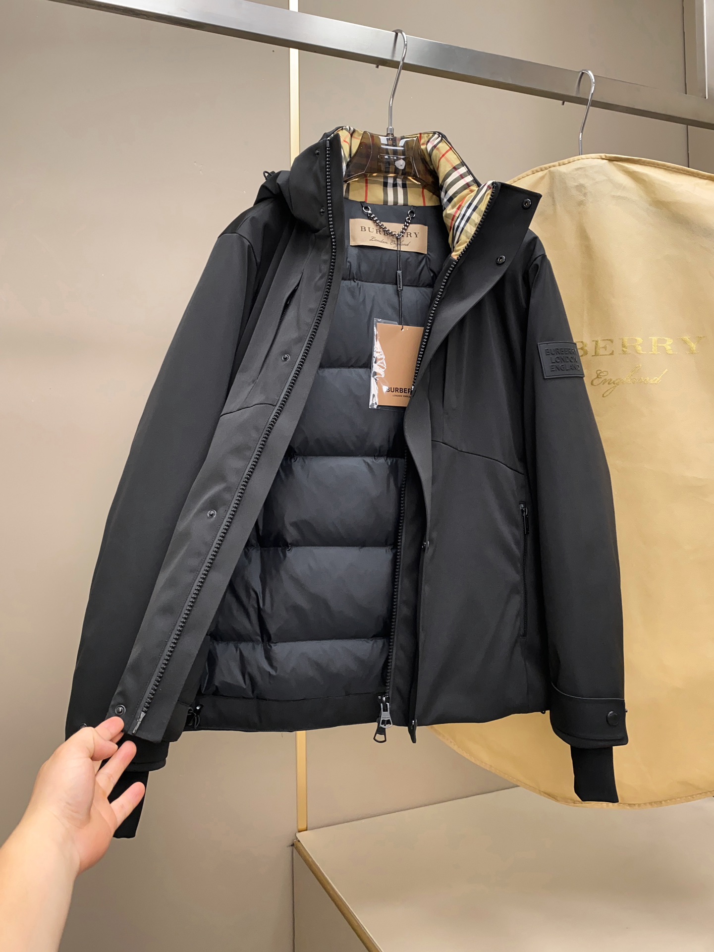 秋冬新款Bur*erry 全新TB激光切割LOGO户外系列专属标识羽绒服 亮眼的色泽搭配加上精工裁剪的造