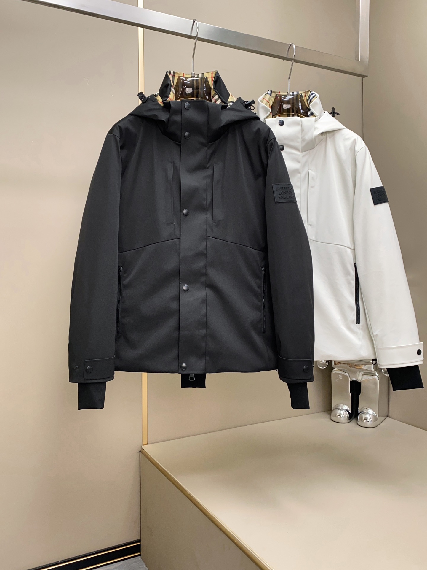 秋冬新款Bur*erry 全新TB激光切割LOGO户外系列专属标识羽绒服 亮眼的色泽搭配加上精工裁剪的造