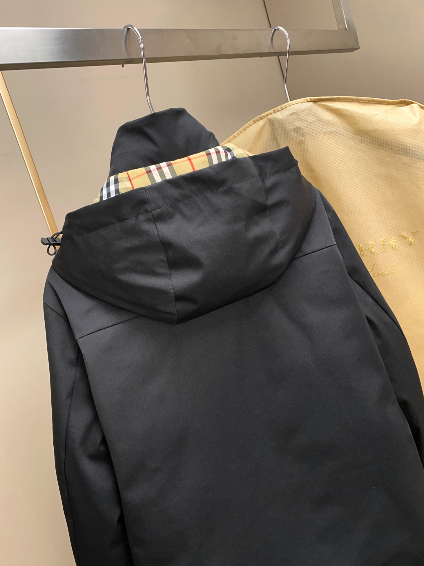 秋冬新款Bur*erry 全新TB激光切割LOGO户外系列专属标识羽绒服 亮眼的色泽搭配加上精工裁剪的造