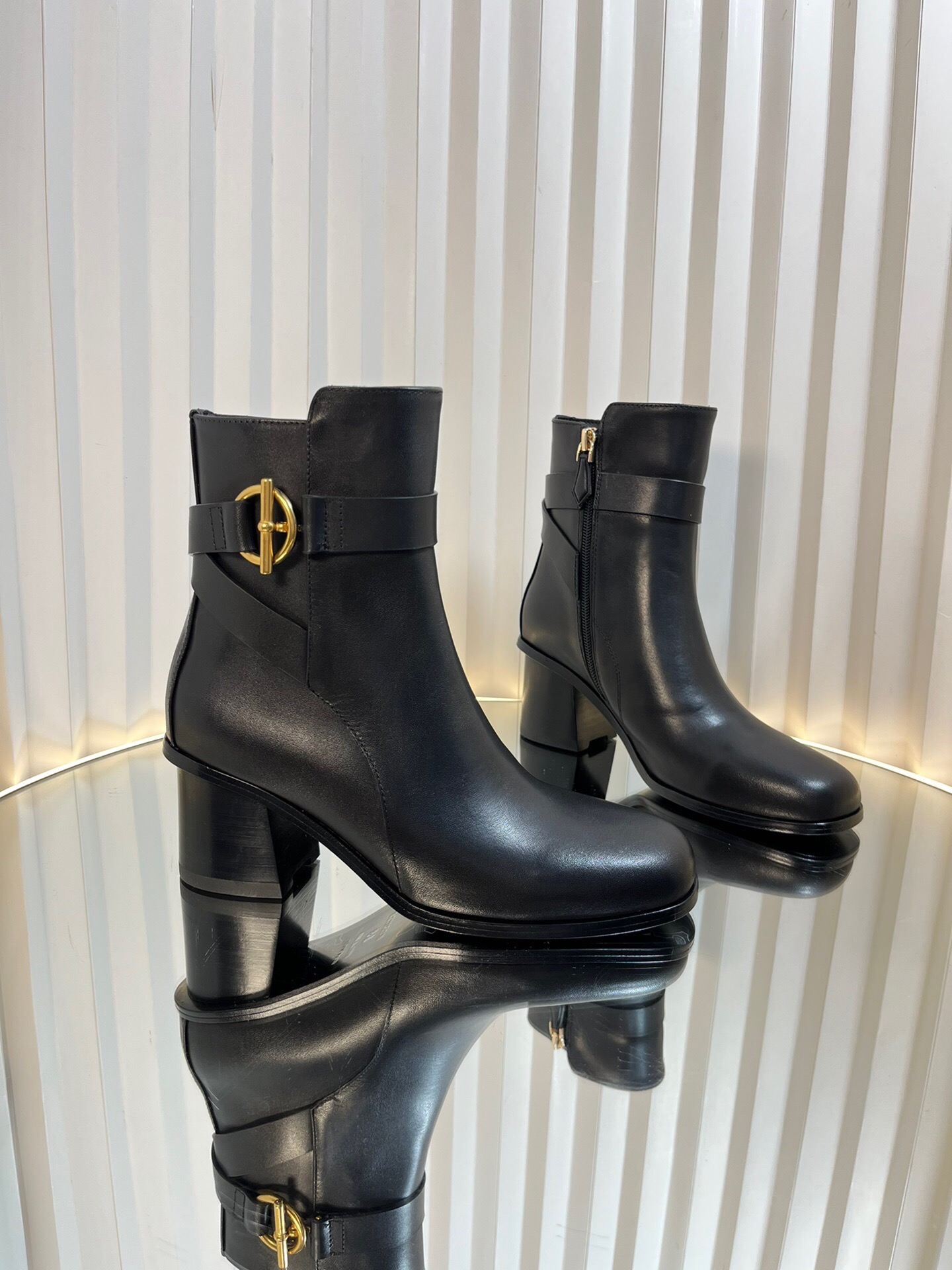 NO:629838,, H family’s new autumn and winter short boots!  Classic boot shape + British retro design. Jindian basic short boots, fashionable and versatile...endearing!  Simple brand hardware buckle embellishment, simple and elegant, fashionable autumn and winter new short boots & calfskin material, high-end and texture, size 35-40 (41 customized), boots, boots, cowhide19860909,H家秋冬新品短靴！经典靴型+英伦复古设计 金典基础款短靴,时尚又百搭……耐看！ 简单的品牌五金扣点缀,简单大方,时髦秋冬新款短靴＆ 小牛皮材质,高级有质感 size 35-40（41定做）,靴子,boots,cowhide,Women's Shoes