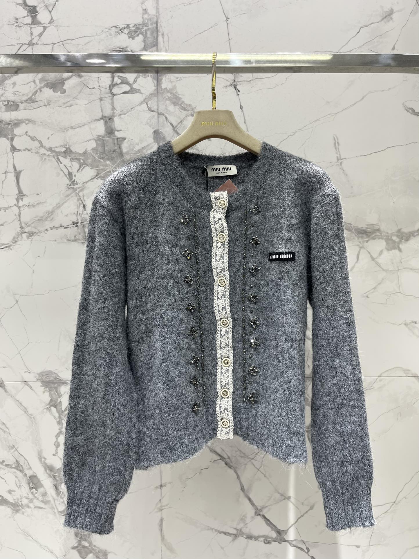 Miu Miu Gebreid Vest met Parelmoer en Kant - Stijlvol en Comfortabel