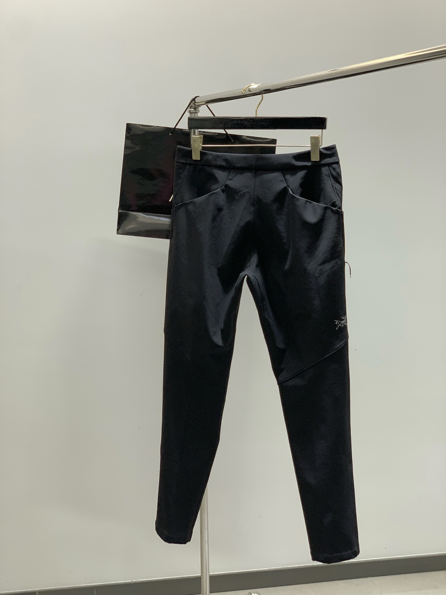 ，ARCTERYX 始祖鸟，2025秋季新品，时尚休闲裤，专柜同步有售，原单狠货，采用进口原版面料，顶级