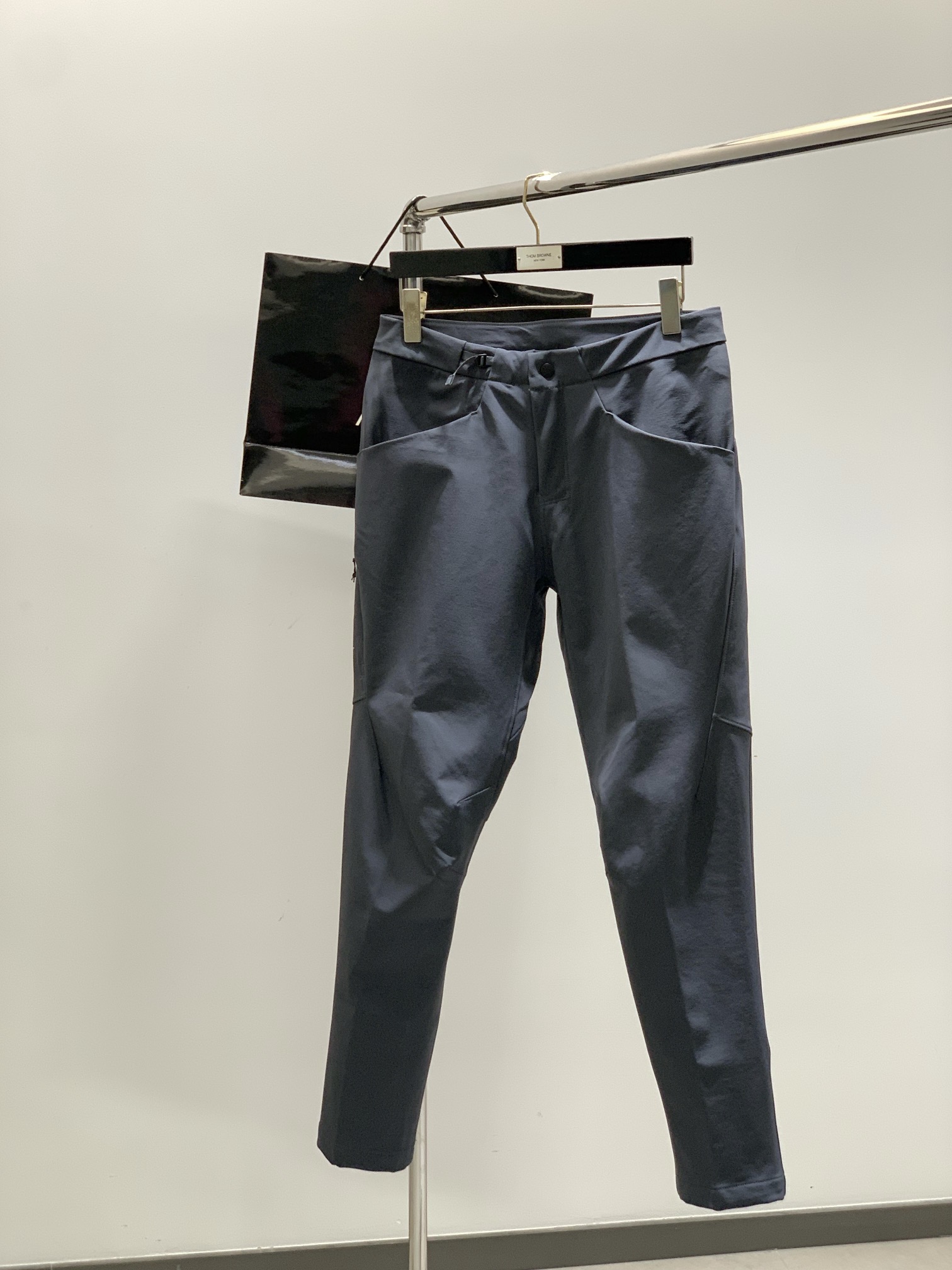 ，ARCTERYX 始祖鸟，2025秋季新品，时尚休闲裤，专柜同步有售，原单狠货，采用进口原版面料，顶级