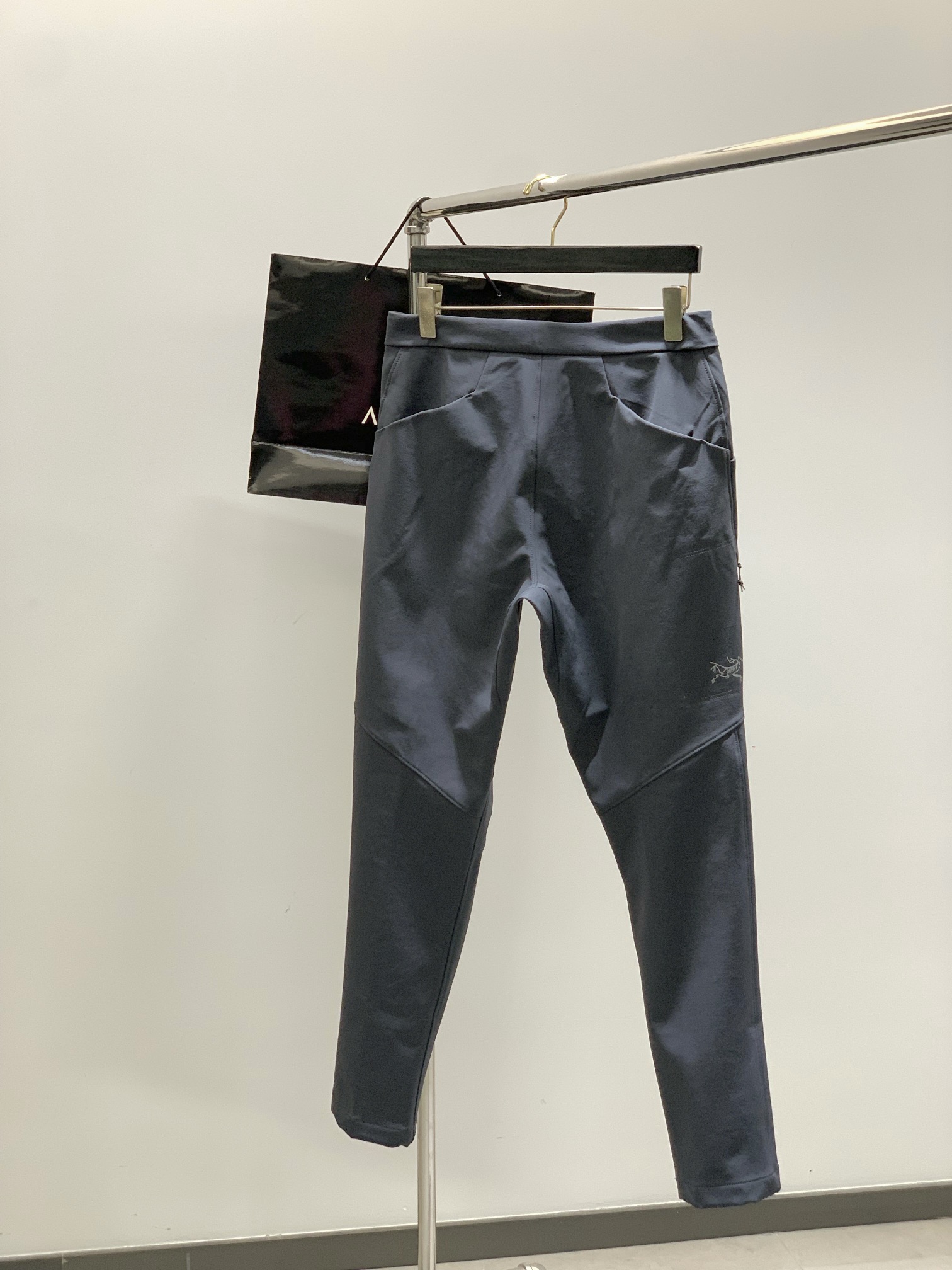 ，ARCTERYX 始祖鸟，2025秋季新品，时尚休闲裤，专柜同步有售，原单狠货，采用进口原版面料，顶级