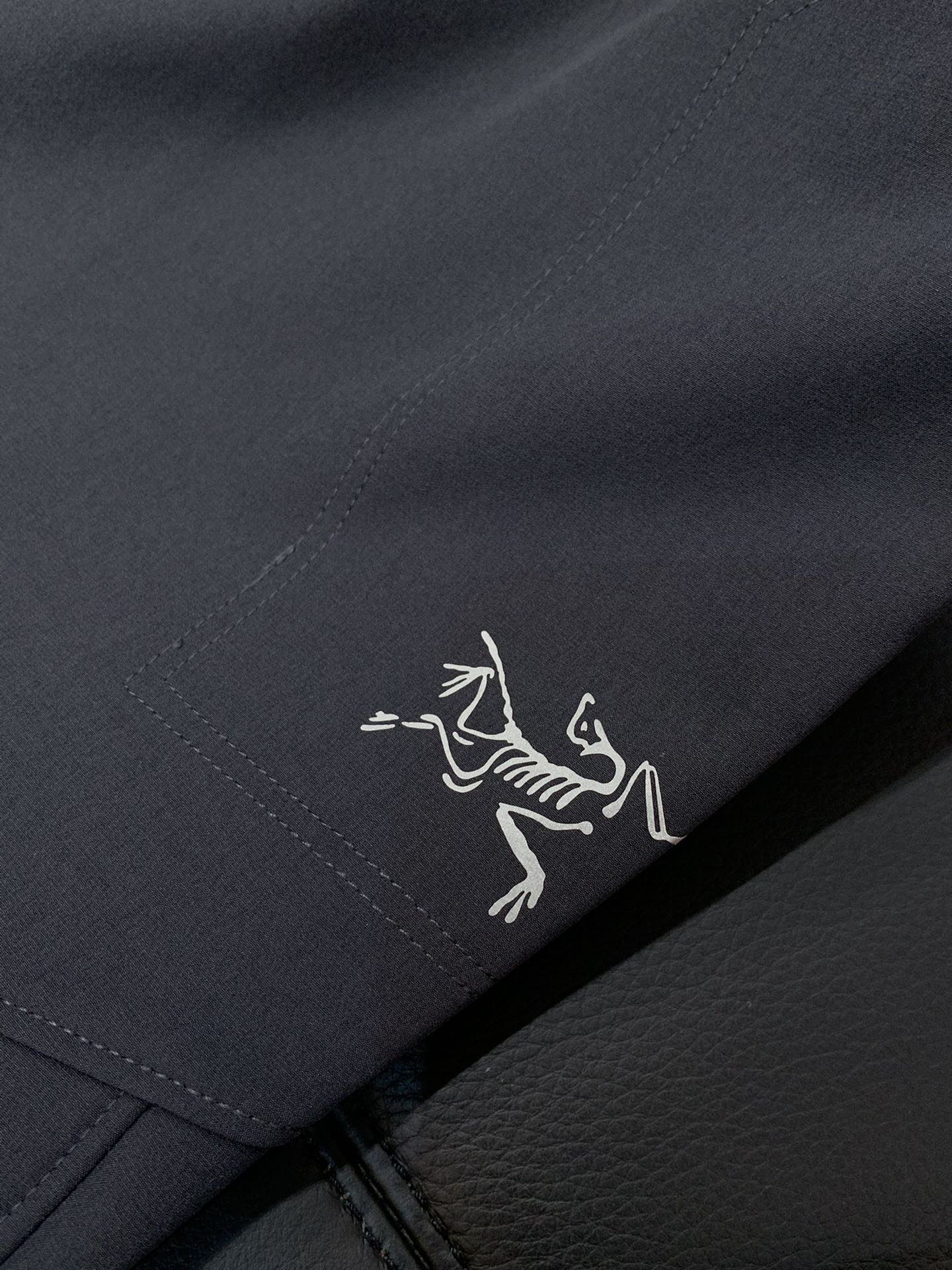 ，ARCTERYX 始祖鸟，2025秋季新品，时尚休闲裤，专柜同步有售，原单狠货，采用进口原版面料，顶级