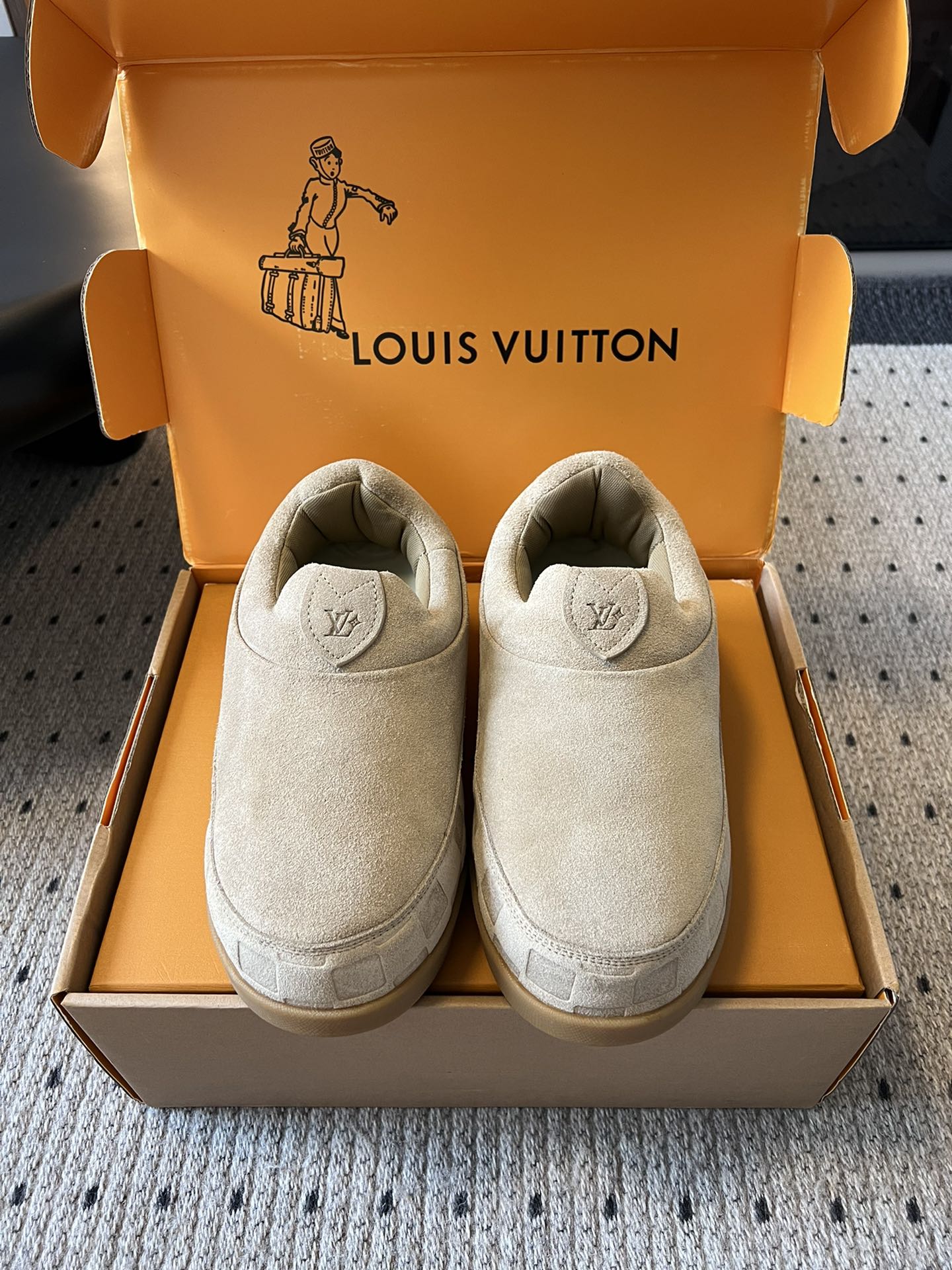 NO:496395,Purchase grade Louis Vuitto* Louis Vuitton laces, thick-soled fat-tit shoes, the latest couples, men and women, derby shoes. In terms of appearance, it is made of light beige suede material, with delicate texture. The upper has the brand's iconic 'LV' stamp, paired with thick hemp rope texture laces, tied into a bow style, adding a bit of casualness and exquisiteness. The sole is light brown, echoing the color of the shoe body, and the overall style is simple and yet brand recognition. When shopping in daily life, it is comfortable and fashionable, and can easily cope with long walks. When making coffee with friends, it is simple and textured, which can add points to the overall look and show elegance and casualness. On a short trip on weekends, whether you are strolling on the streets of the city or going to the suburbs, you can adapt to the relaxed atmosphere, making the outfit comfortable and stylish. Suede upper  Neribri Sole TPU outsole Size Women's Size 35-40 (40 custom-made without return and exchange) Men's Size 39-45 (45 custom-made without return and exchange), casual shoes/sports shoes, louis vuitton, louis vuitton, louis vuitton, sneakers, chamois leather19860909代购级 Louis Vuitto* 路易威登系带 厚底胖丁鞋 最新款情侣 男女款 德比鞋 外观上,它采用浅米色的麂皮材质,质感细腻.鞋面上有品牌标志性的“LV”压印,搭配粗麻绳质感的鞋带,系成蝴蝶结样式,增添了几分随性与精致感.鞋底为浅棕色,与鞋身颜色相呼应,整体风格简约又不失品牌辨识度. 日常逛街时,搭配休闲装,既舒适又有时尚感,能轻松应对长时间行走；和朋友约咖啡,简约又有质感的它,能为整体造型加分,尽显优雅随性；周末短途出游,无论是漫步城市街头,还是去郊外小逛,都能适配轻松的氛围,让穿搭既舒适又不失格调. 鞋面麂皮 内里布里 鞋底TPU大底 Size女码35-40（40定制不退换）男码39-45（45定制不退换）,休闲鞋/运动鞋,louis vuitton,louis vuitton,louis vuitton,sneakers,chamois leather,Women's Shoes